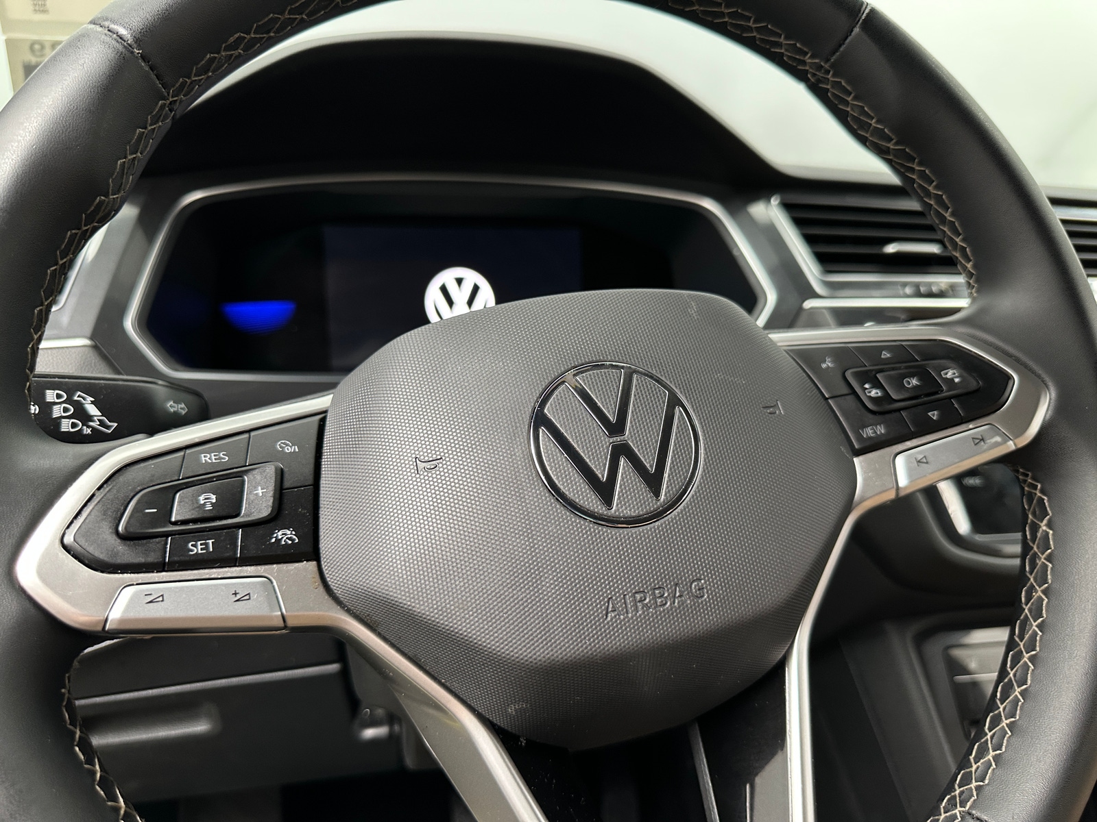 Thumbnail: 2022 Volkswagen Tiguan - 4