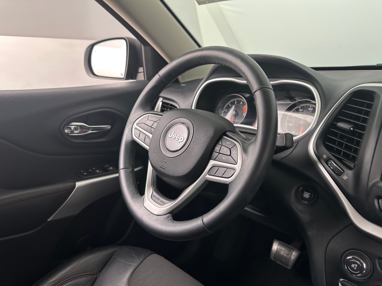 Thumbnail: 2018 Jeep Cherokee - 5