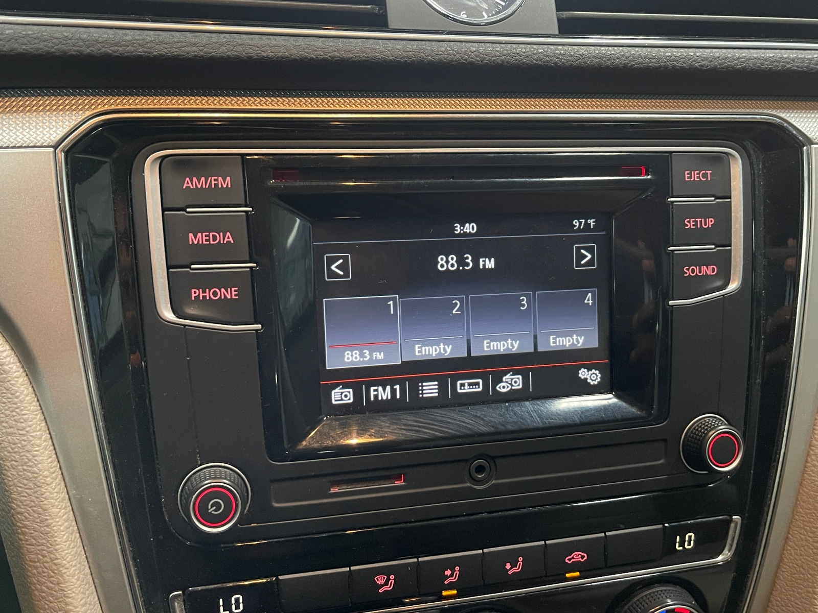 Thumbnail: 2016 Volkswagen Passat - 4