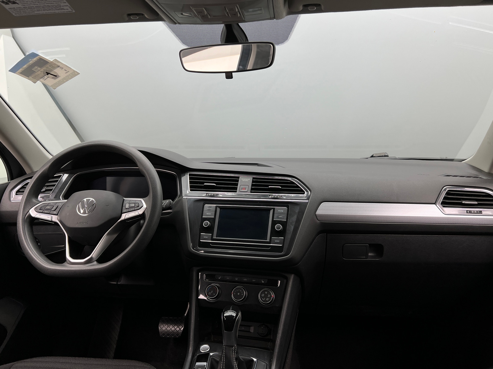 Thumbnail: 2023 Volkswagen Tiguan - 3