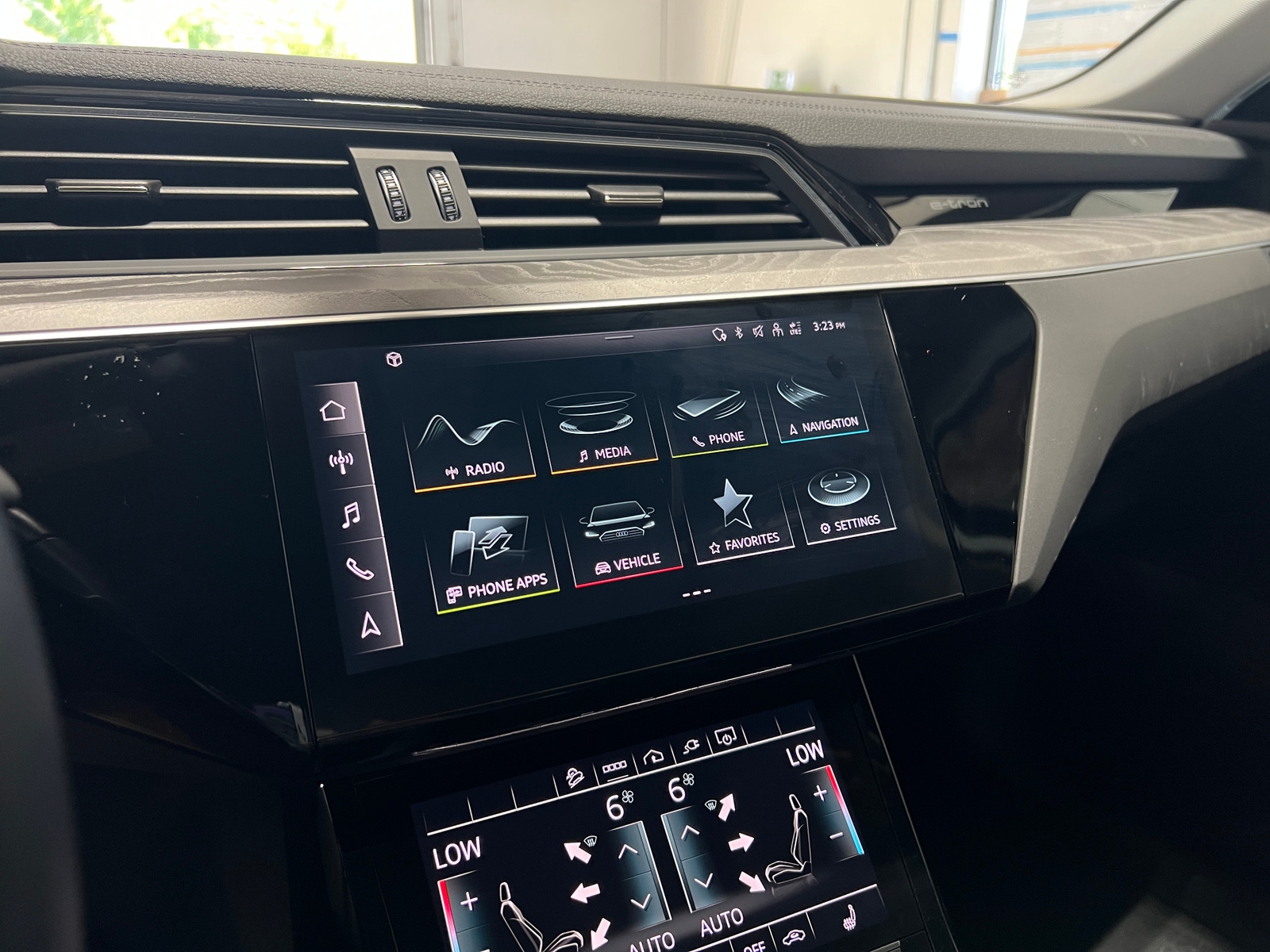 Thumbnail: 2022 Audi e-tron S - 3