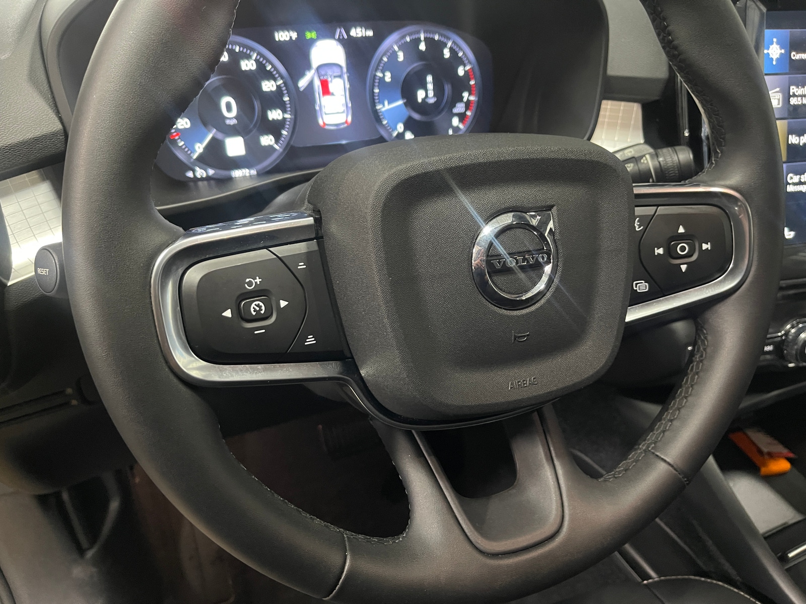 Thumbnail: 2022 Volvo XC40 - 4