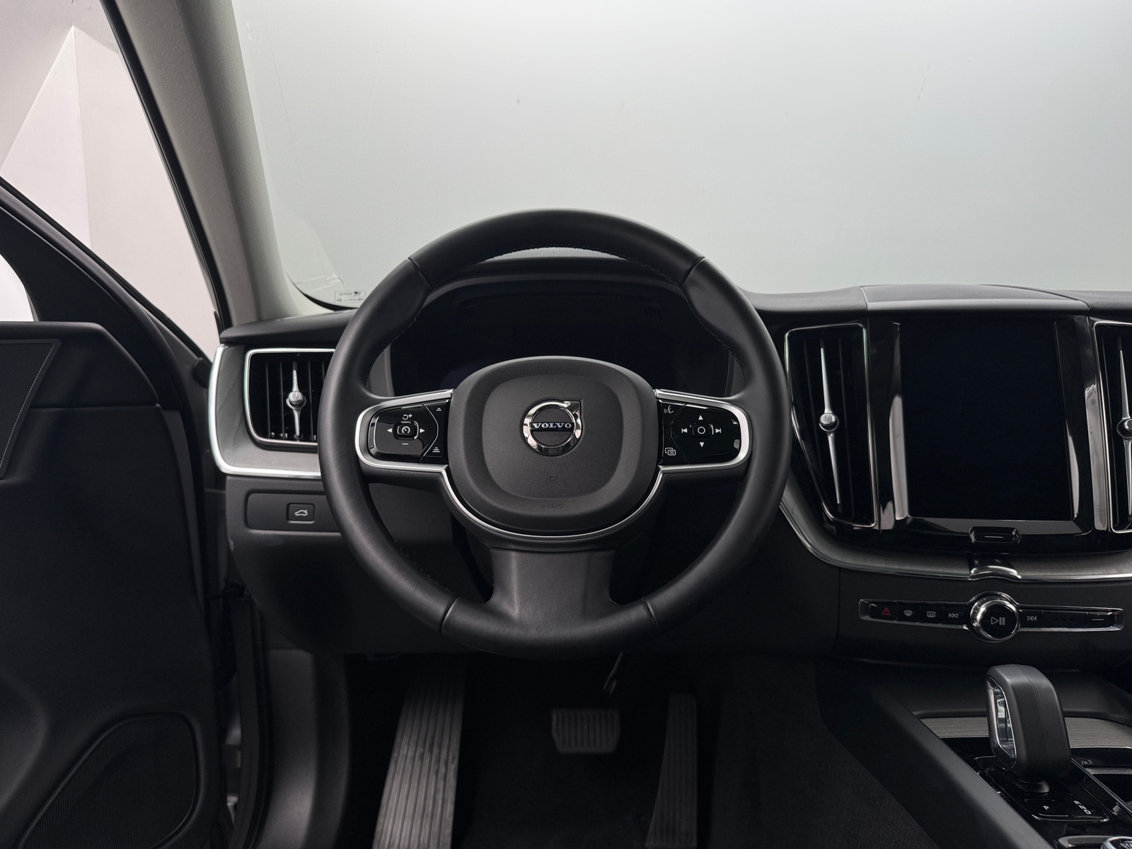 Thumbnail: 2025 Volvo XC60 - 4