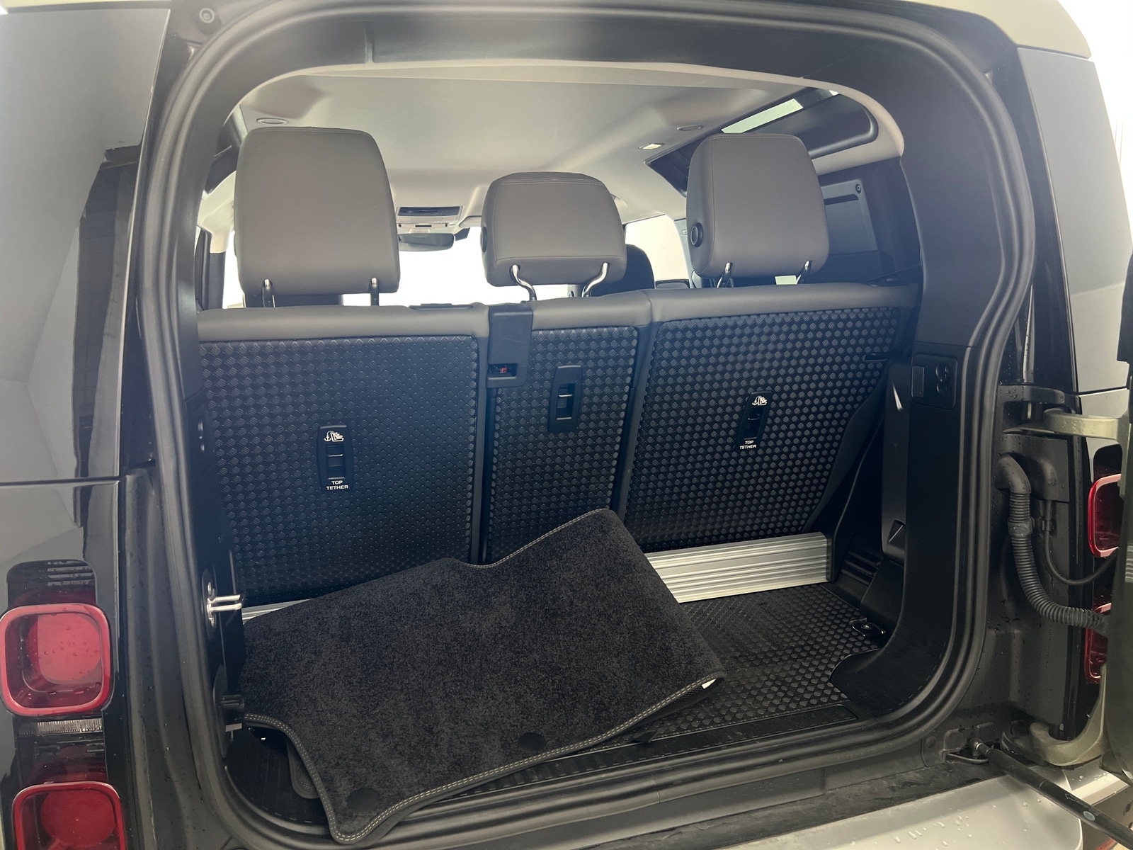 Thumbnail: 2023 Land Rover Defender - 6