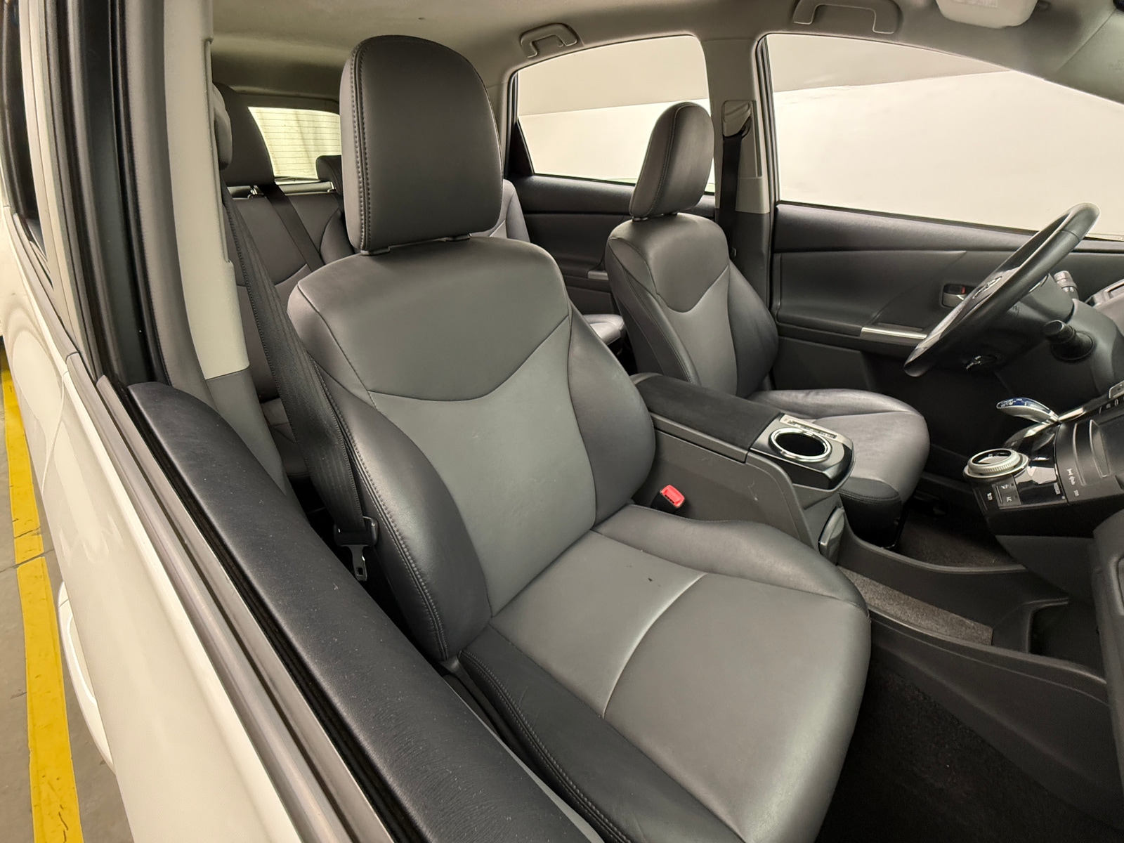 Thumbnail: 2014 Toyota Prius v - 2