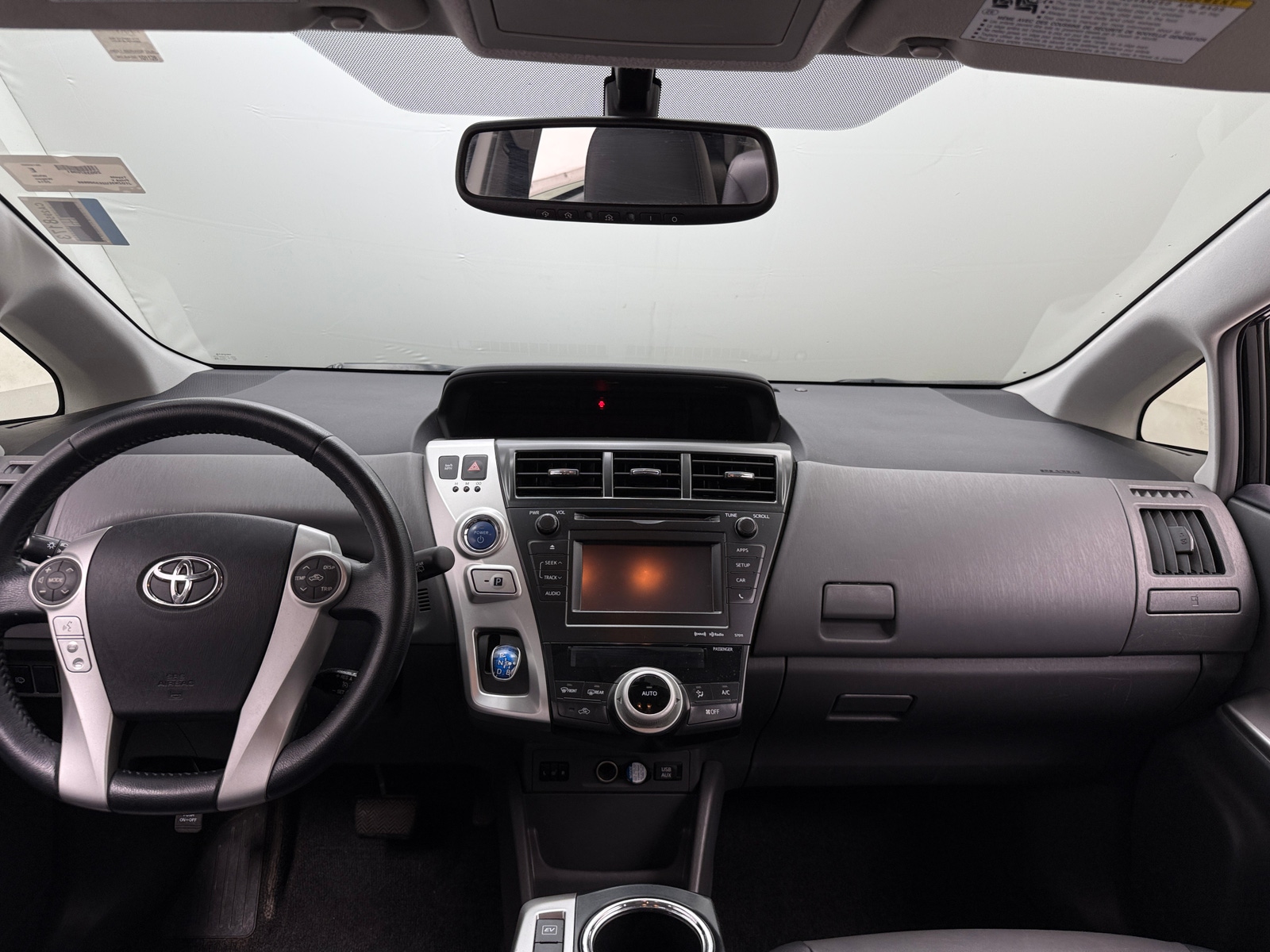 Thumbnail: 2014 Toyota Prius v - 3