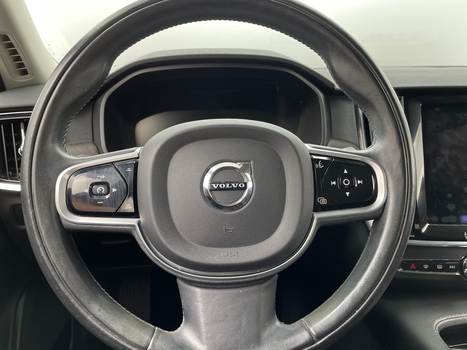 Thumbnail: 2018 Volvo V90 - 4