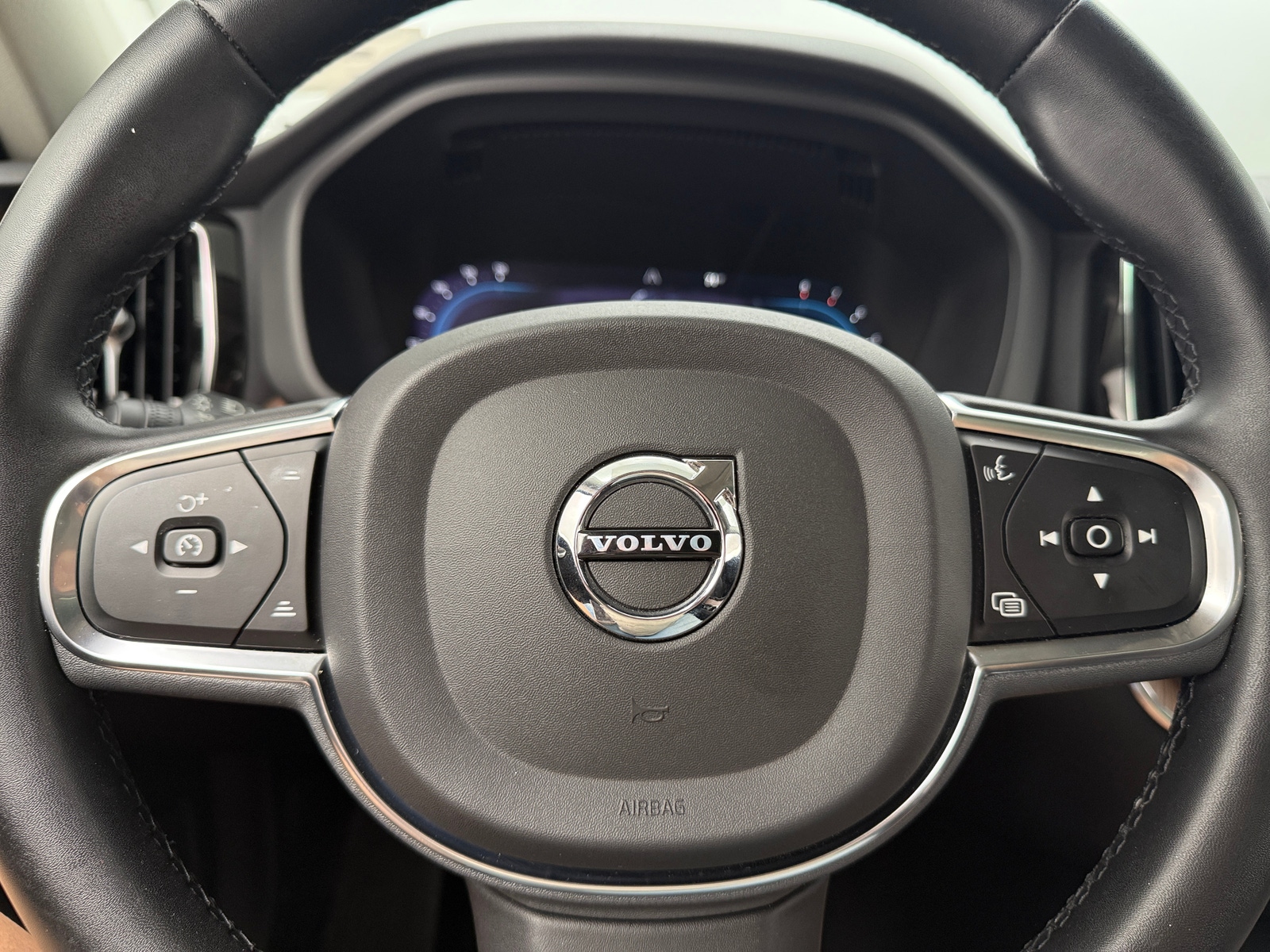 Thumbnail: 2022 Volvo XC60 - 5