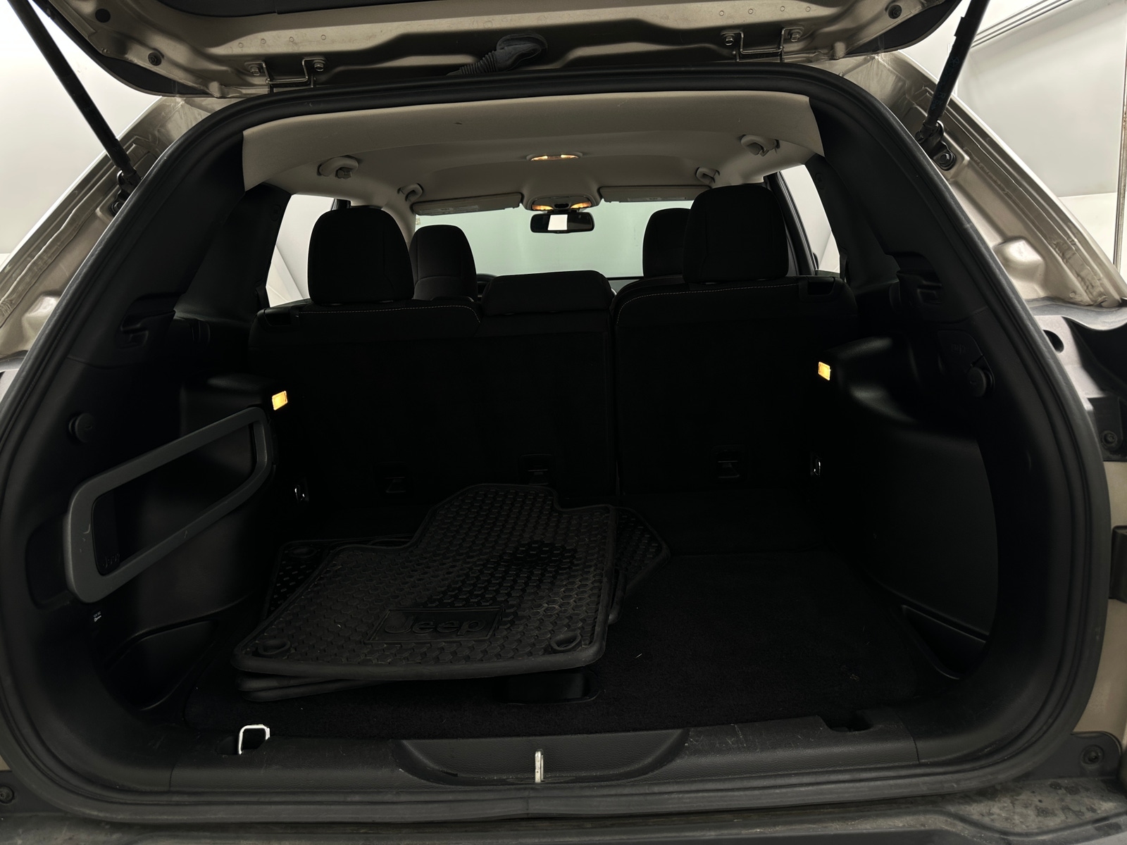 Thumbnail: 2017 Jeep Cherokee - 7