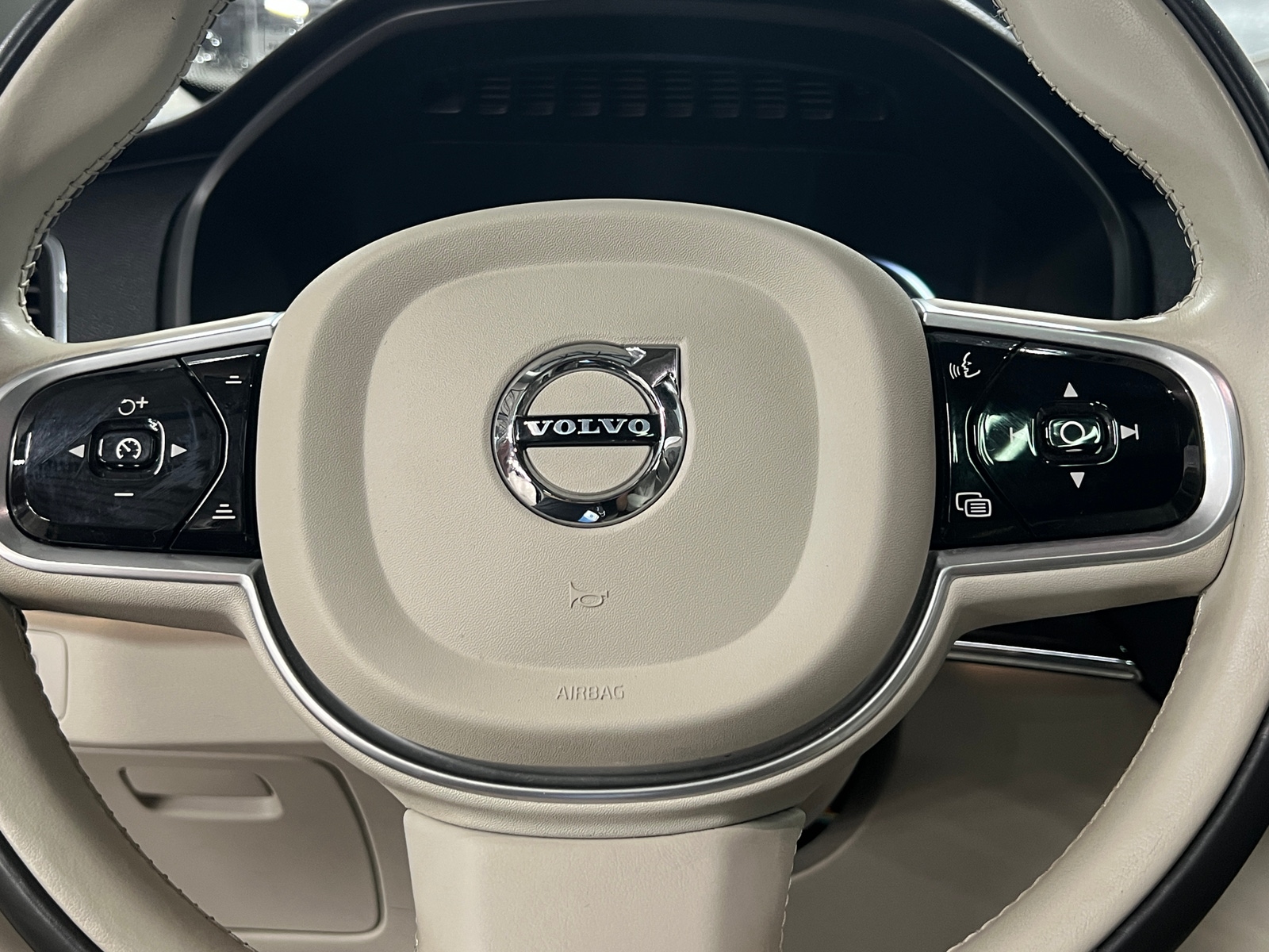 Thumbnail: 2018 Volvo XC90 - 4