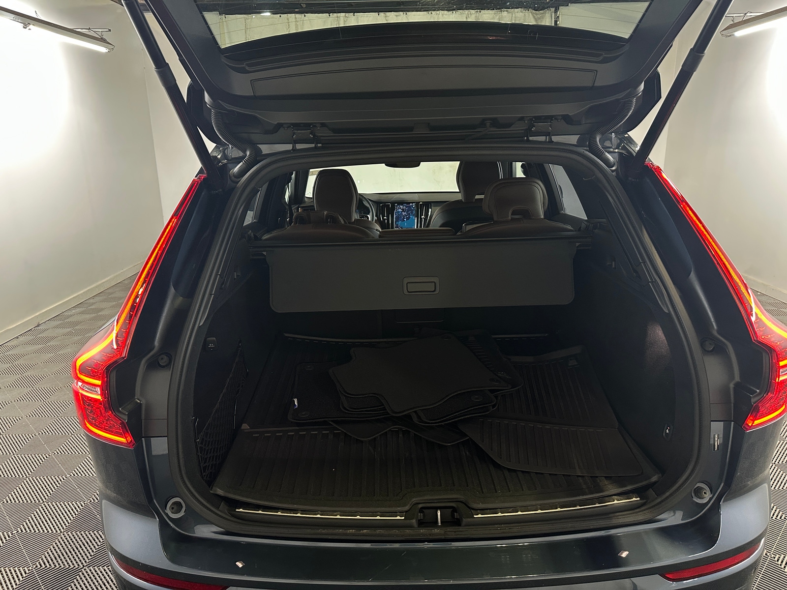 Thumbnail: 2025 Volvo XC60 - 6