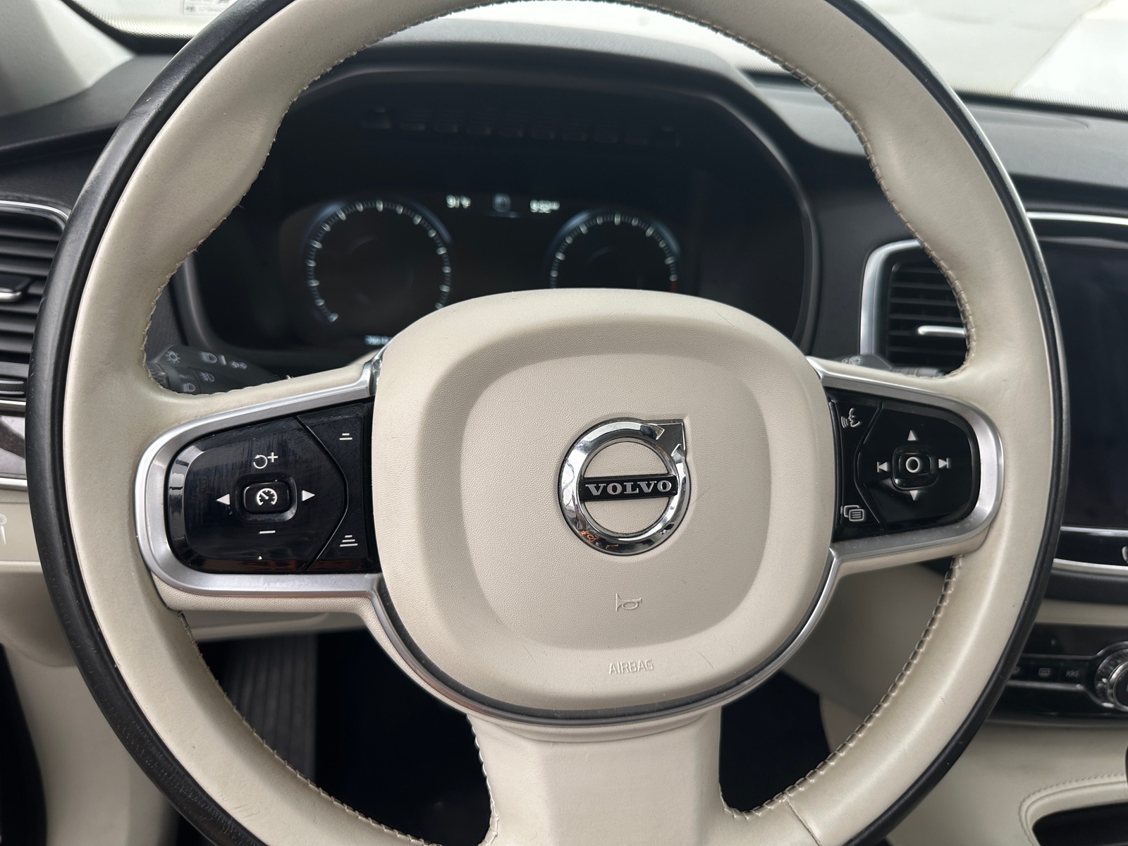 Thumbnail: 2017 Volvo XC90 - 4