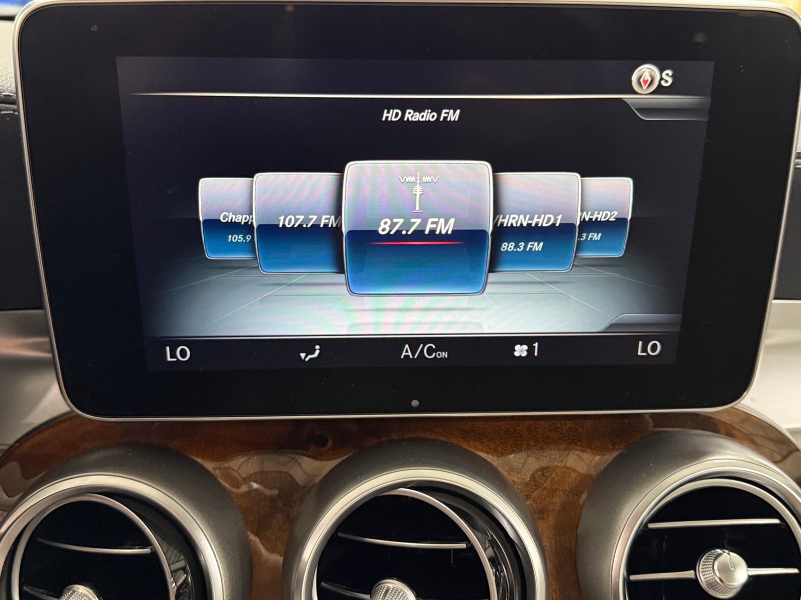 Thumbnail: 2016 Mercedes-Benz C-Class - 3