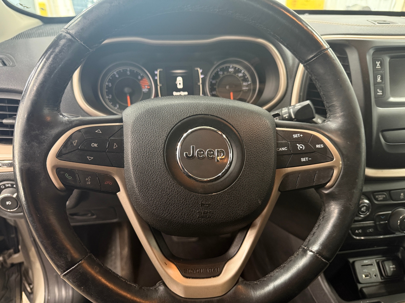 Thumbnail: 2017 Jeep Cherokee - 5