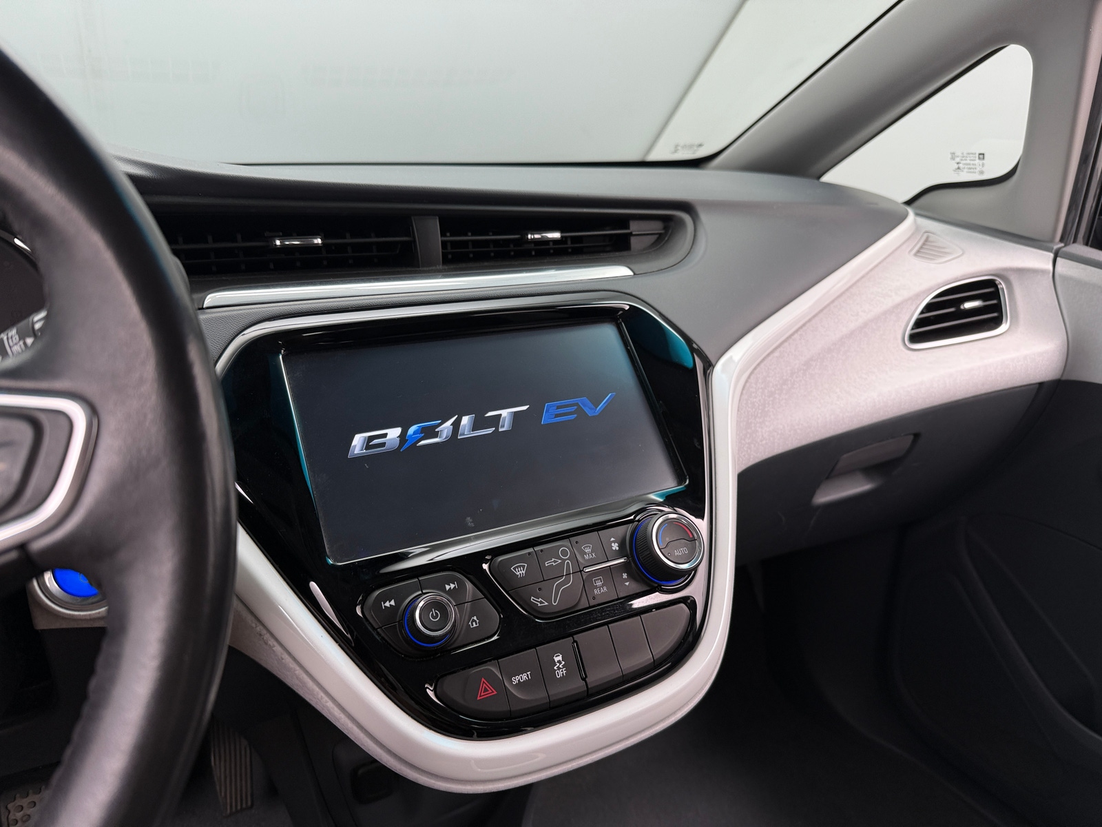 Thumbnail: 2017 Chevrolet Bolt EV - 4