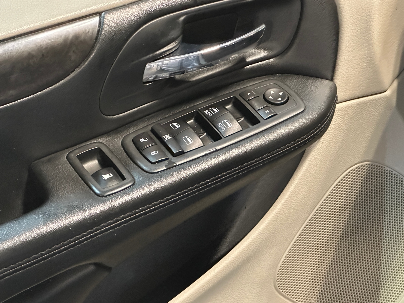 Thumbnail: 2017 Dodge Grand Caravan - 2