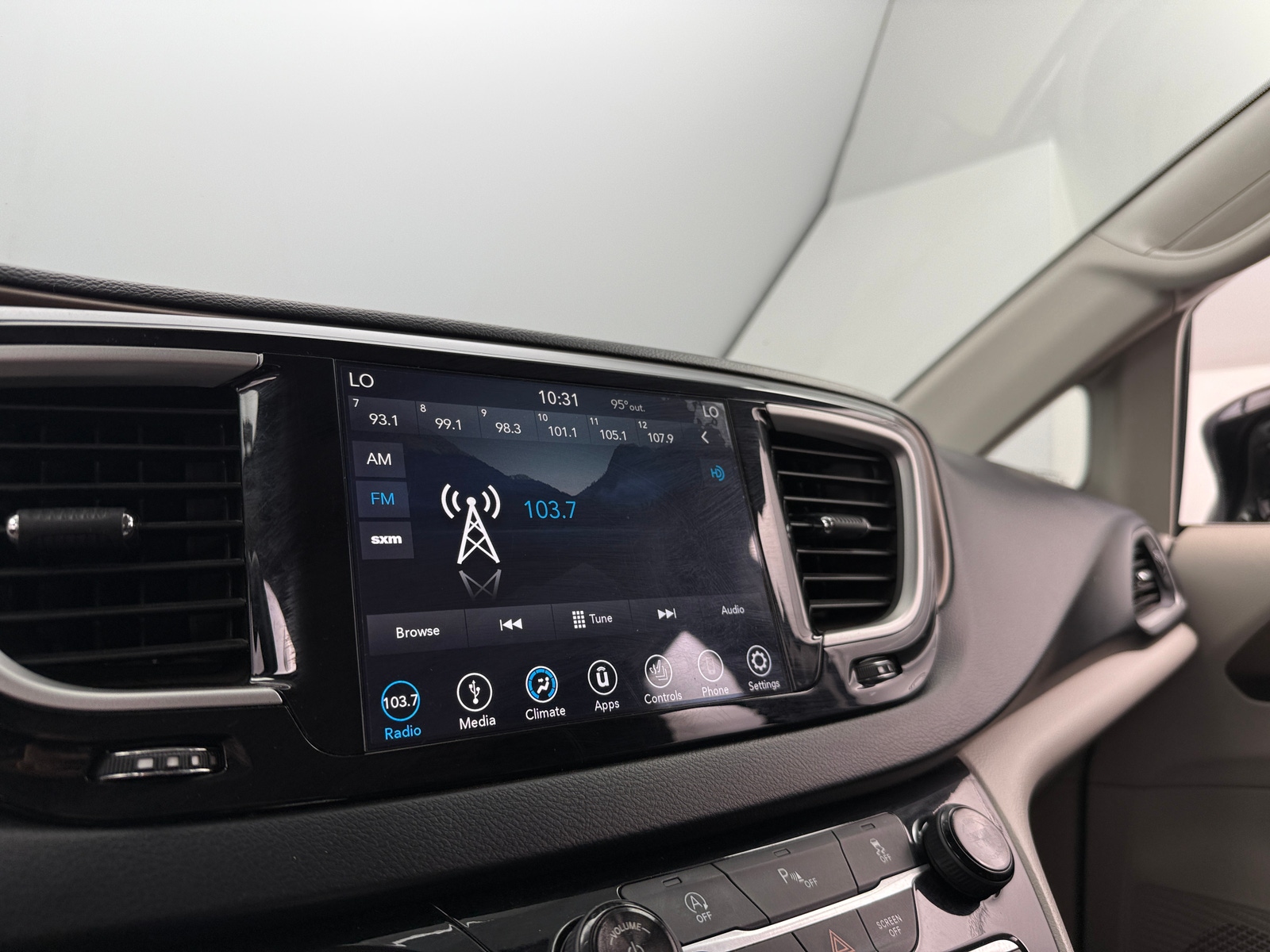 Thumbnail: 2018 Chrysler Pacifica - 3