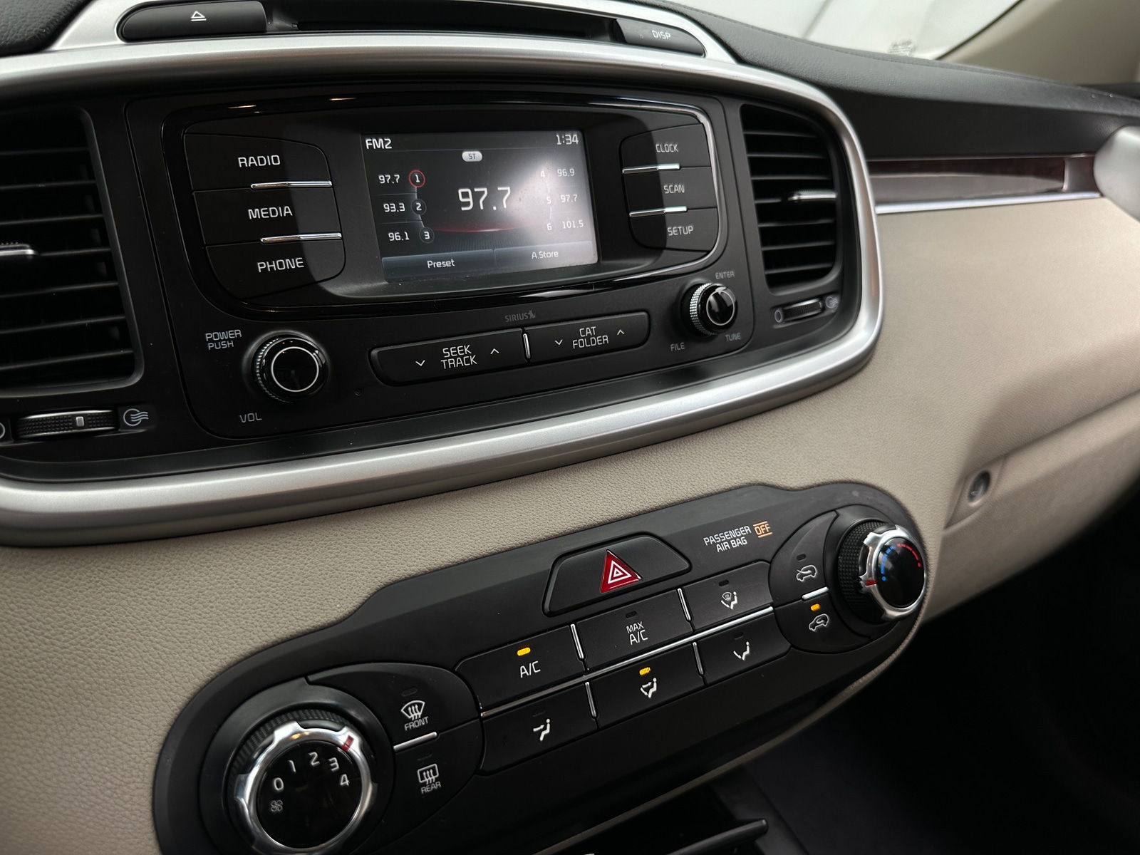 Thumbnail: 2017 Kia Sorento - 4