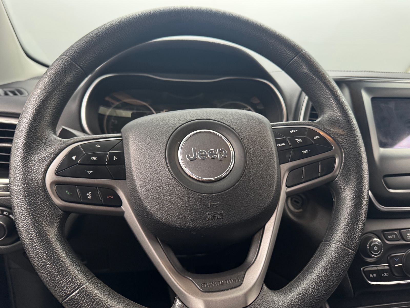 Thumbnail: 2019 Jeep Cherokee - 5