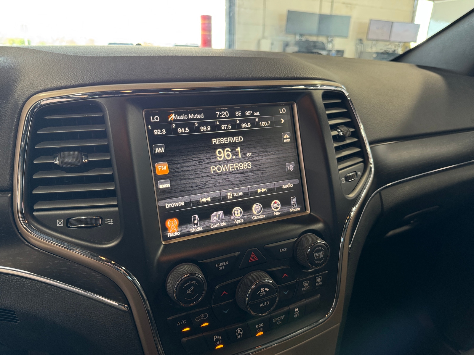 Thumbnail: 2016 Jeep Grand Cherokee - 3
