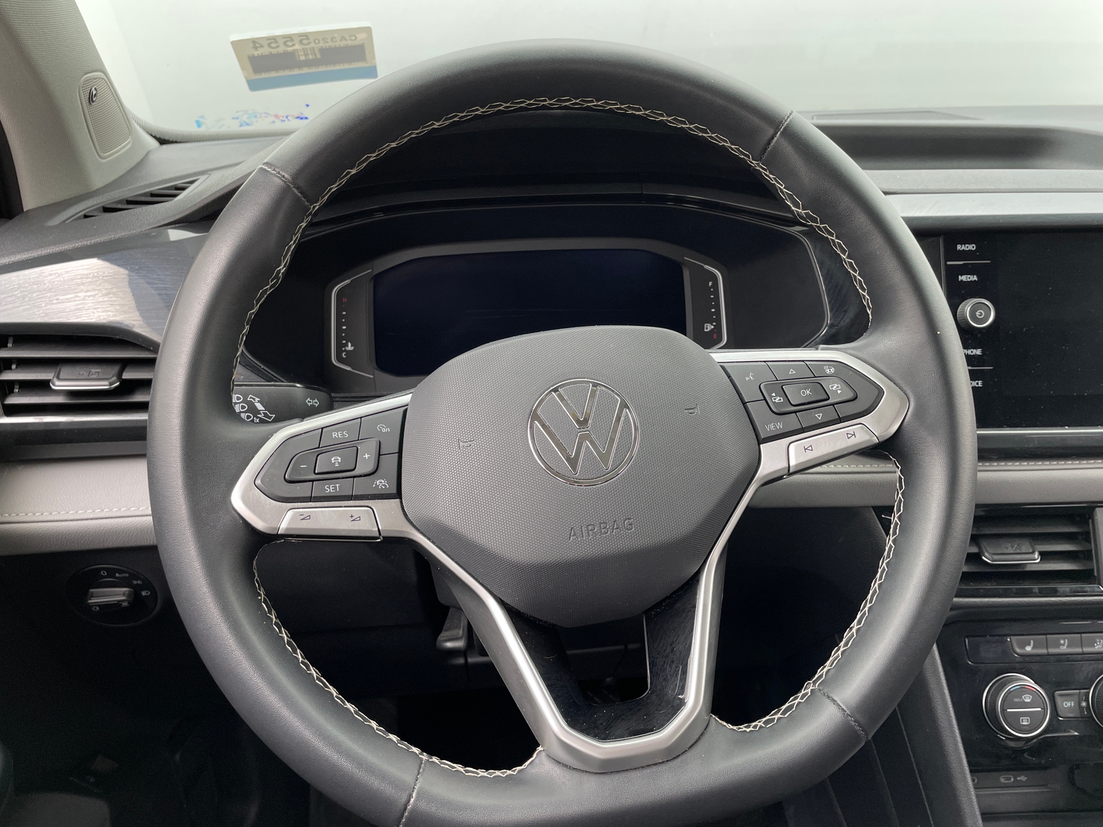 Thumbnail: 2022 Volkswagen Taos - 4