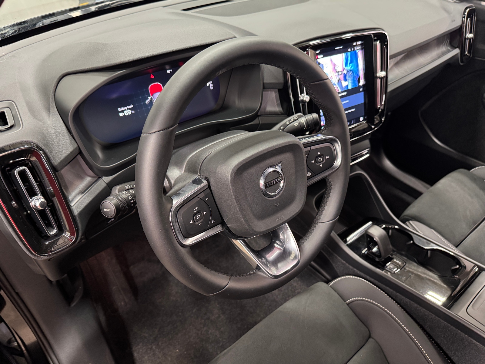 Thumbnail: 2024 Volvo XC40 - 2