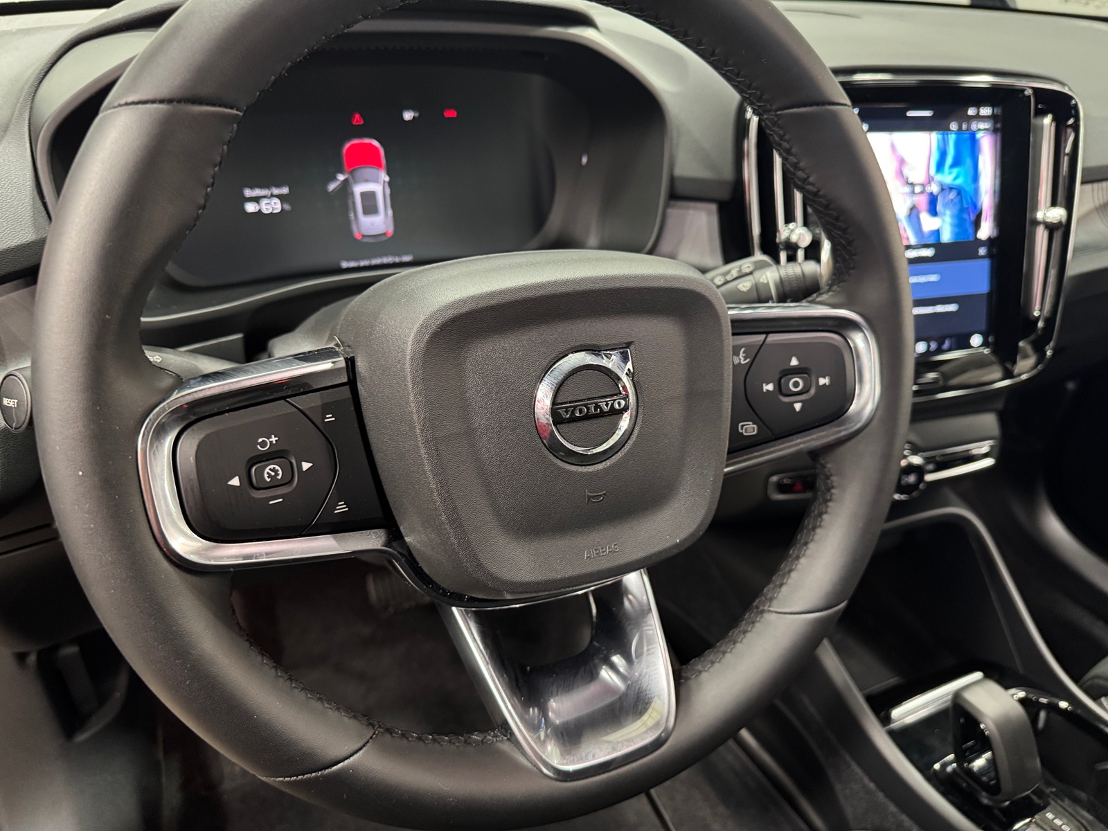 Thumbnail: 2024 Volvo XC40 - 4