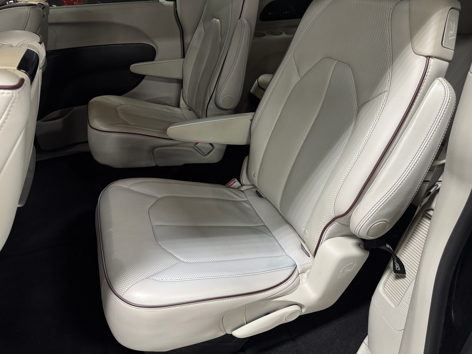 Thumbnail: 2018 Chrysler Pacifica - 6