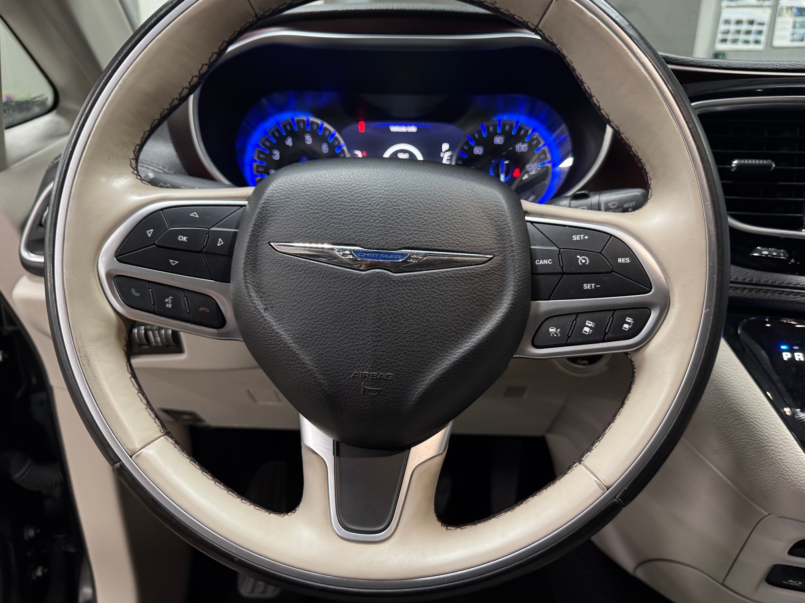 Thumbnail: 2018 Chrysler Pacifica - 5