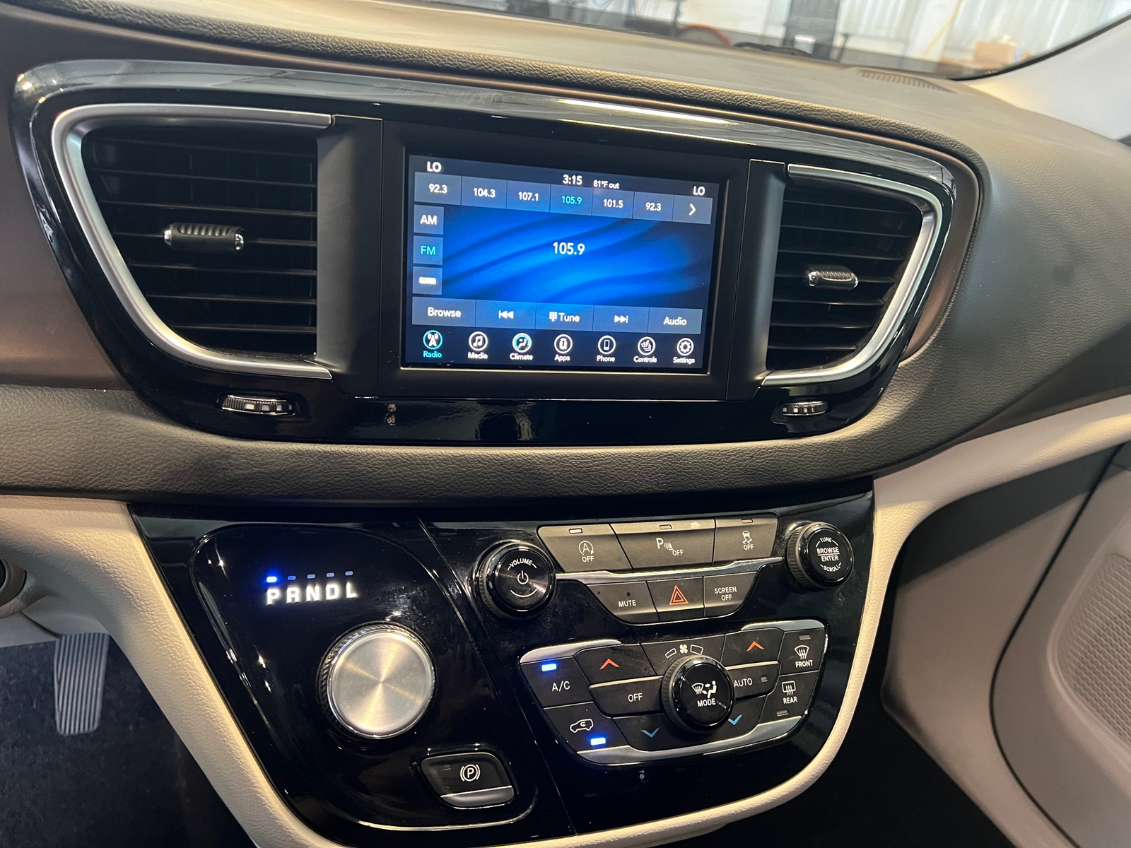 Thumbnail: 2018 Chrysler Pacifica - 3