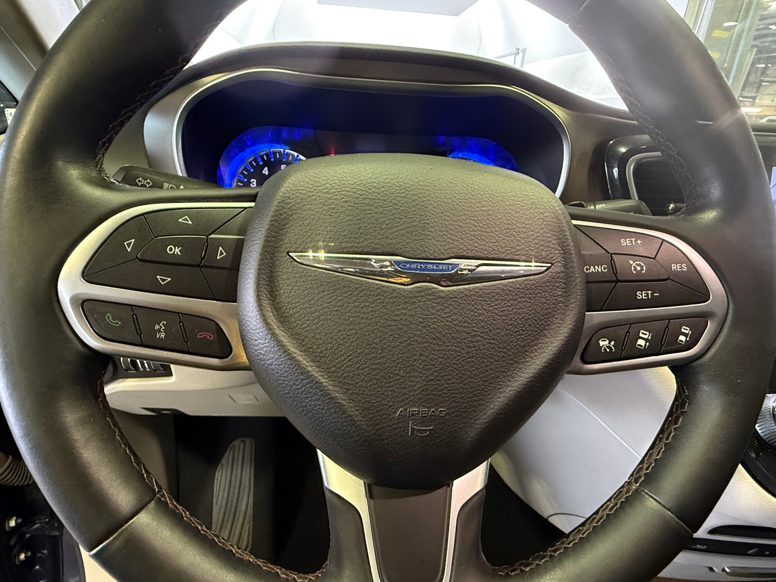 Thumbnail: 2017 Chrysler Pacifica - 4