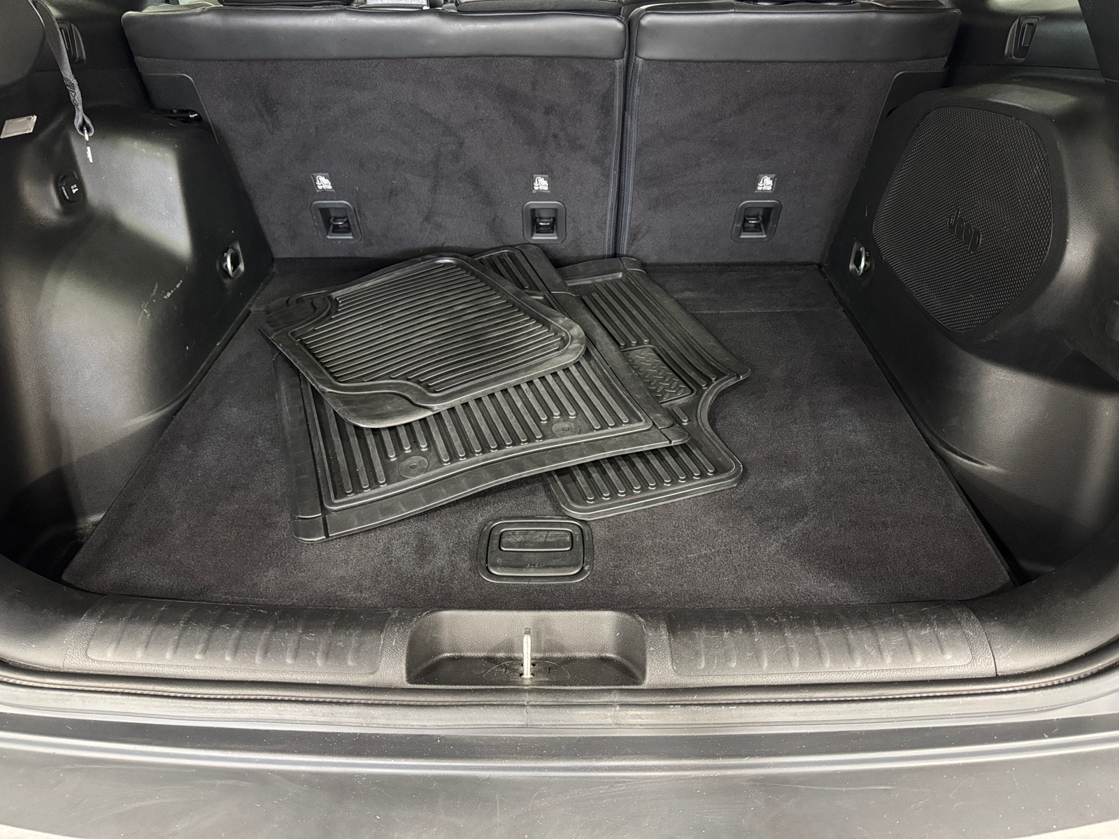 Thumbnail: 2019 Jeep Cherokee - 6