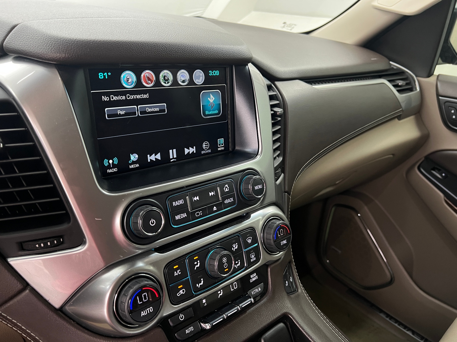 Thumbnail: 2017 Chevrolet Suburban - 3
