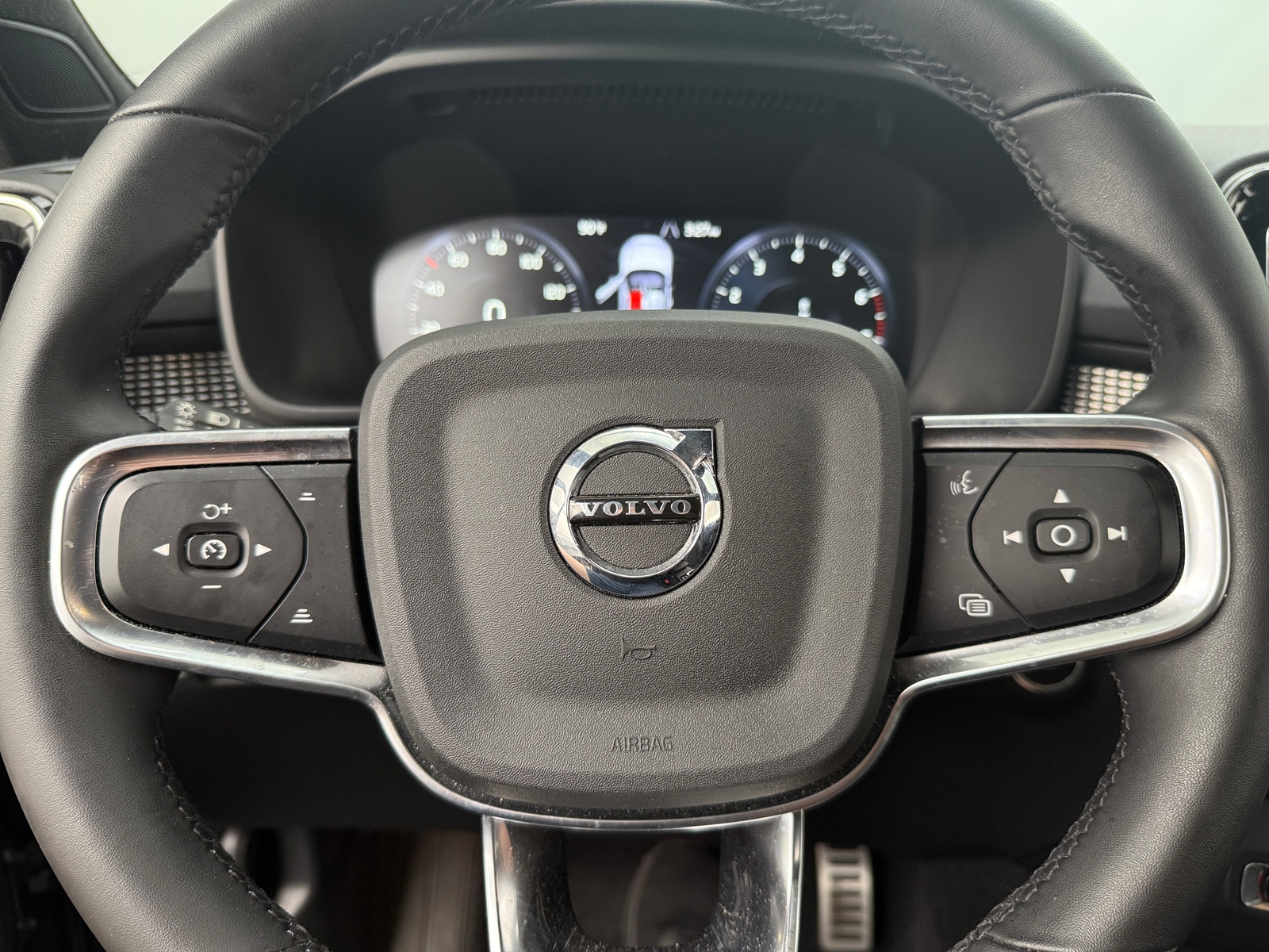 Thumbnail: 2022 Volvo XC40 - 4