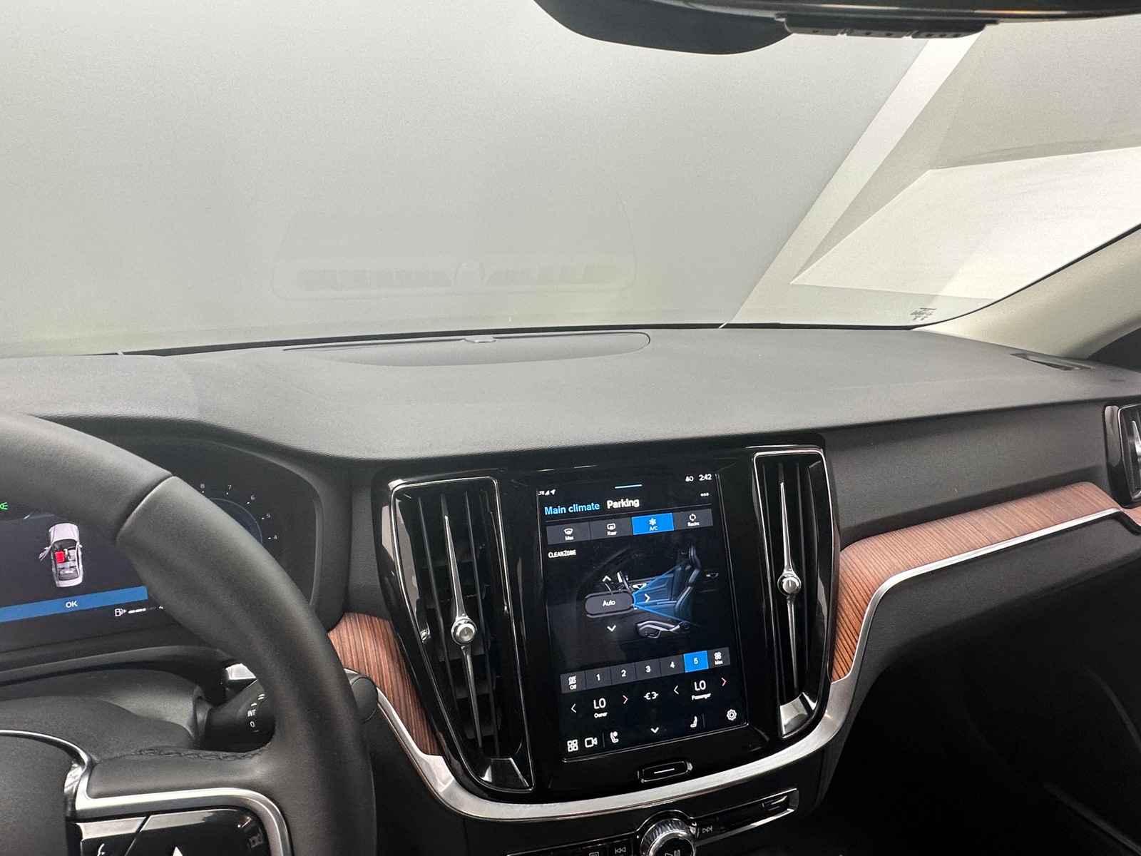 Thumbnail: 2025 Volvo S60 - 2