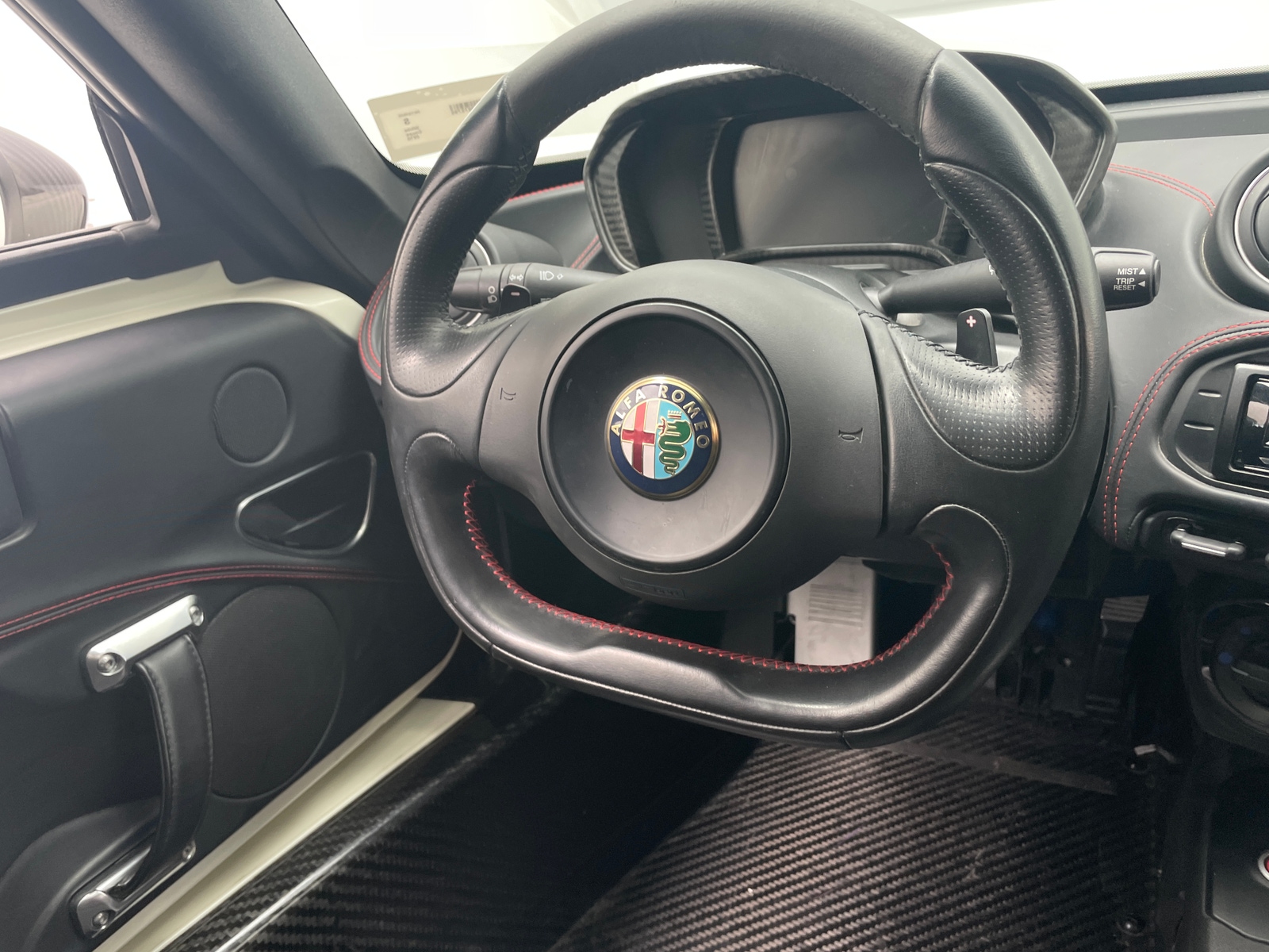 Thumbnail: 2015 Alfa Romeo 4C - 4