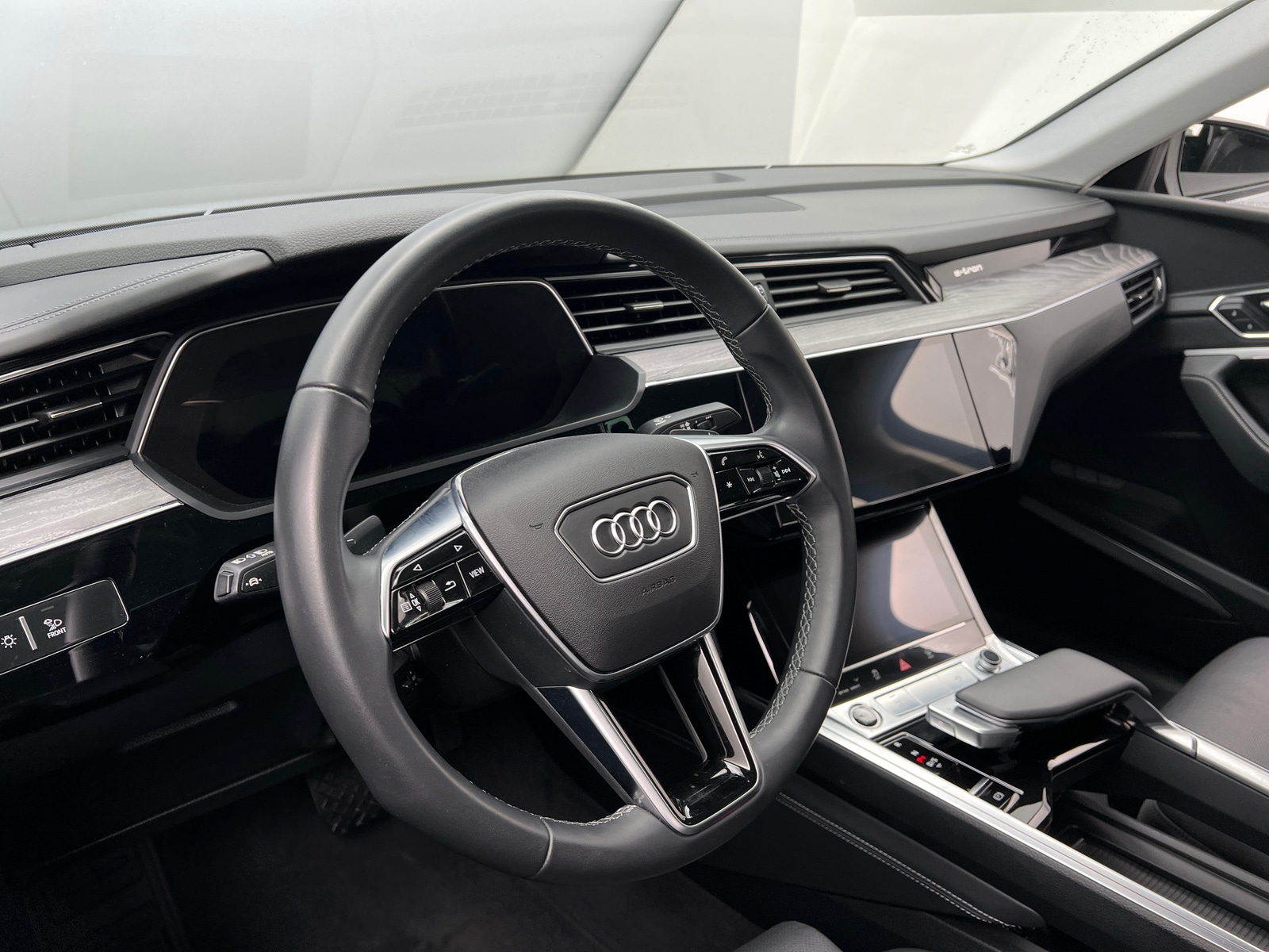 Thumbnail: 2022 Audi e-tron S - 4