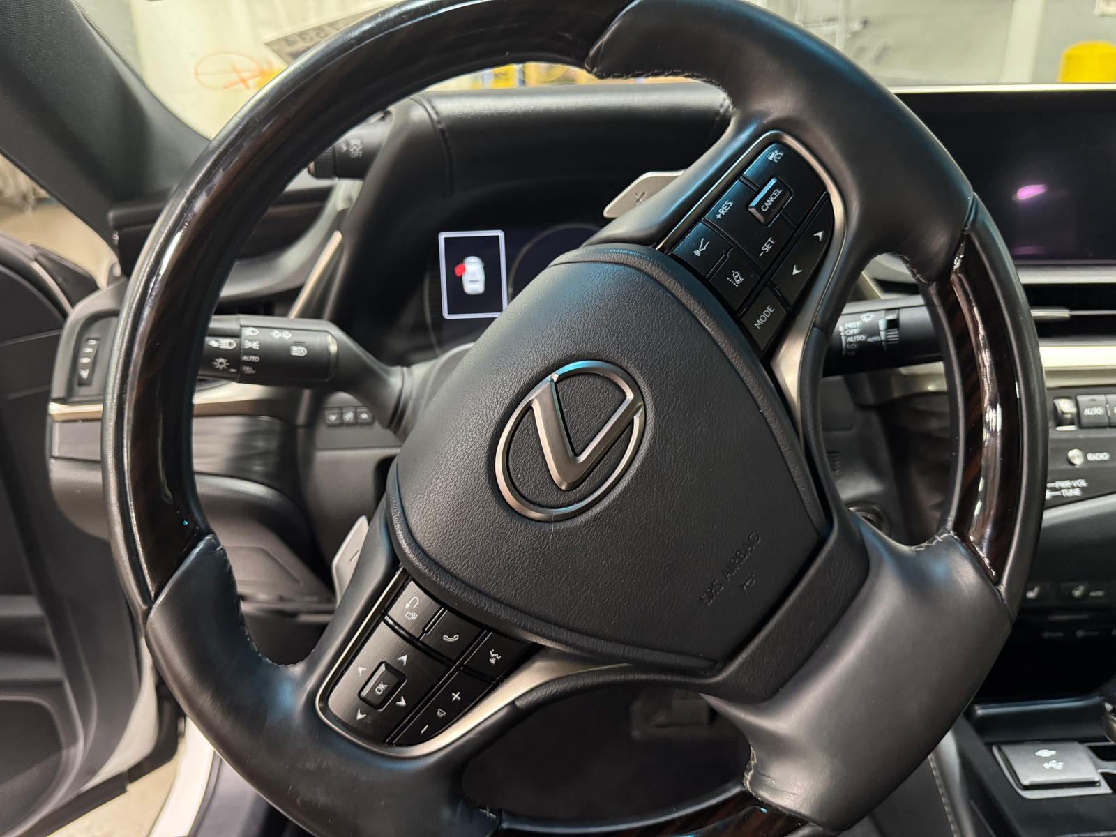Thumbnail: 2021 Lexus ES - 4