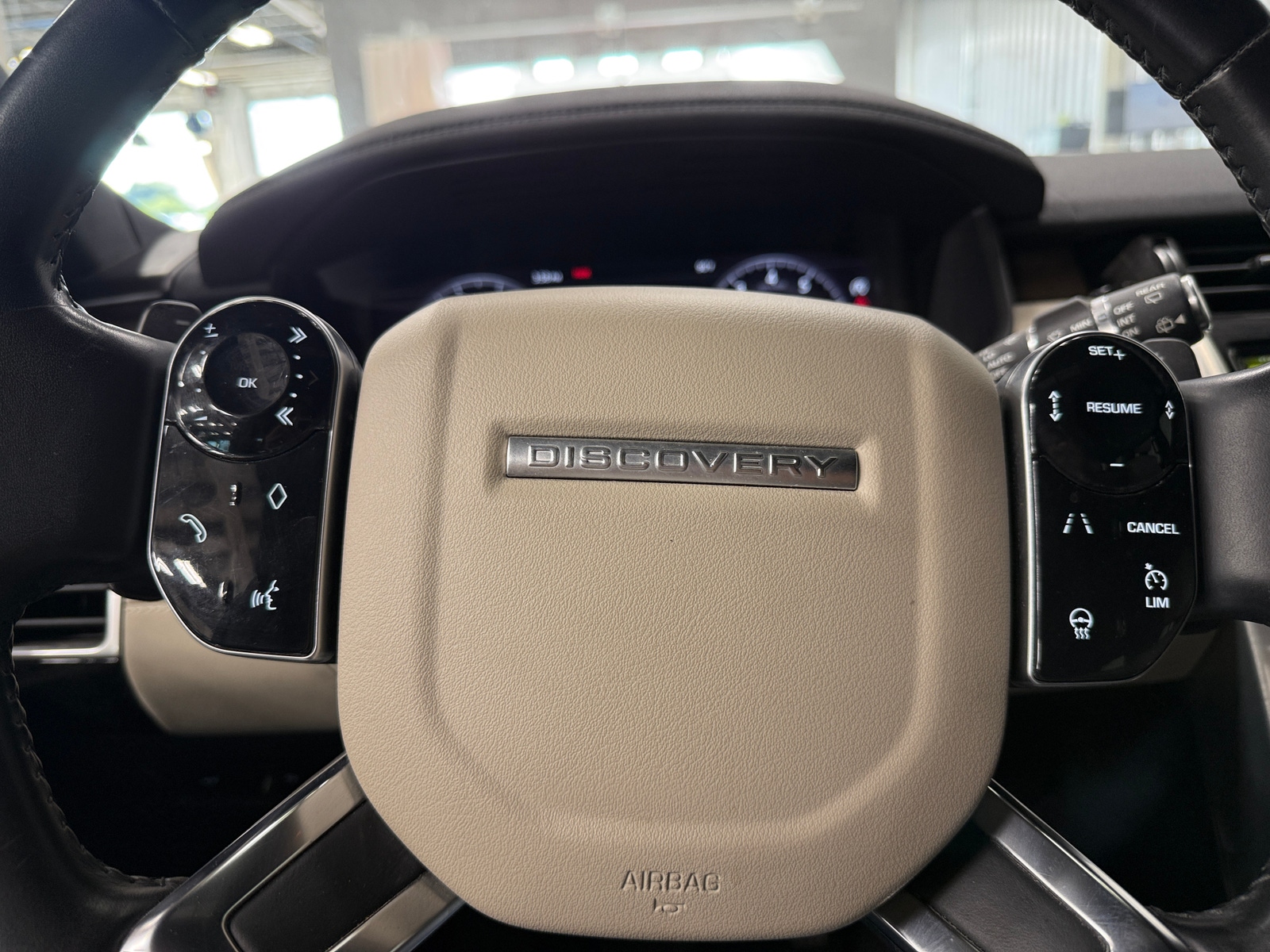 Thumbnail: 2020 Land Rover Discovery - 4