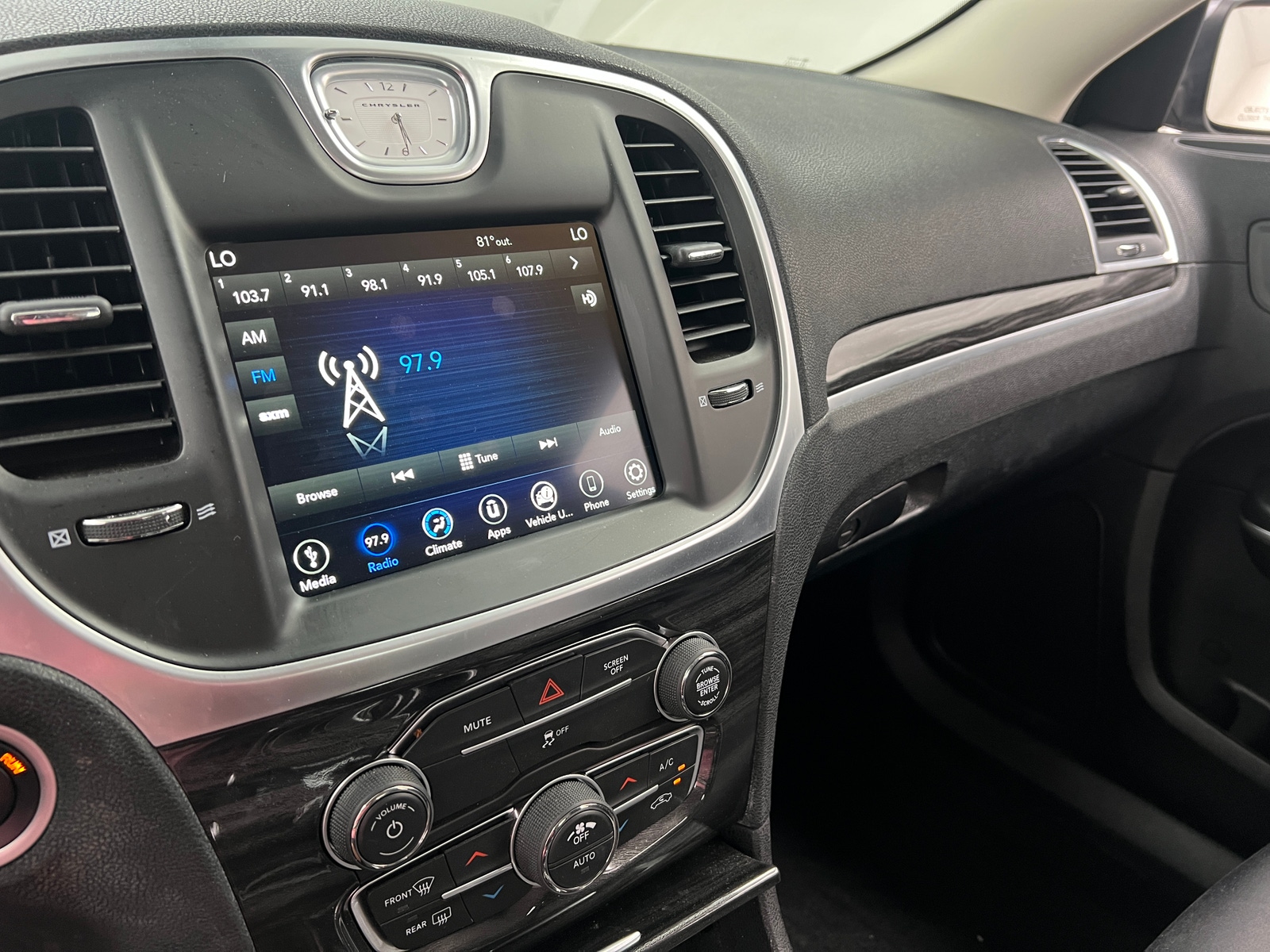 Thumbnail: 2019 Chrysler 300 - 4