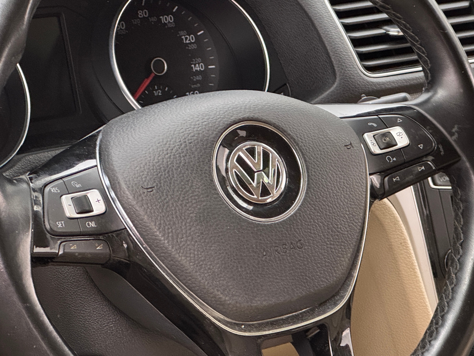 Thumbnail: 2019 Volkswagen Passat - 4