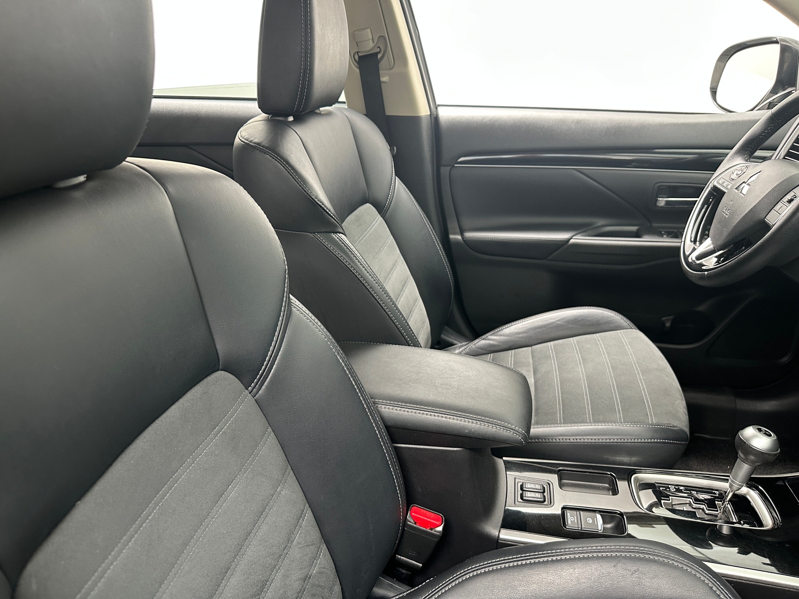Thumbnail: 2020 Mitsubishi Outlander - 2