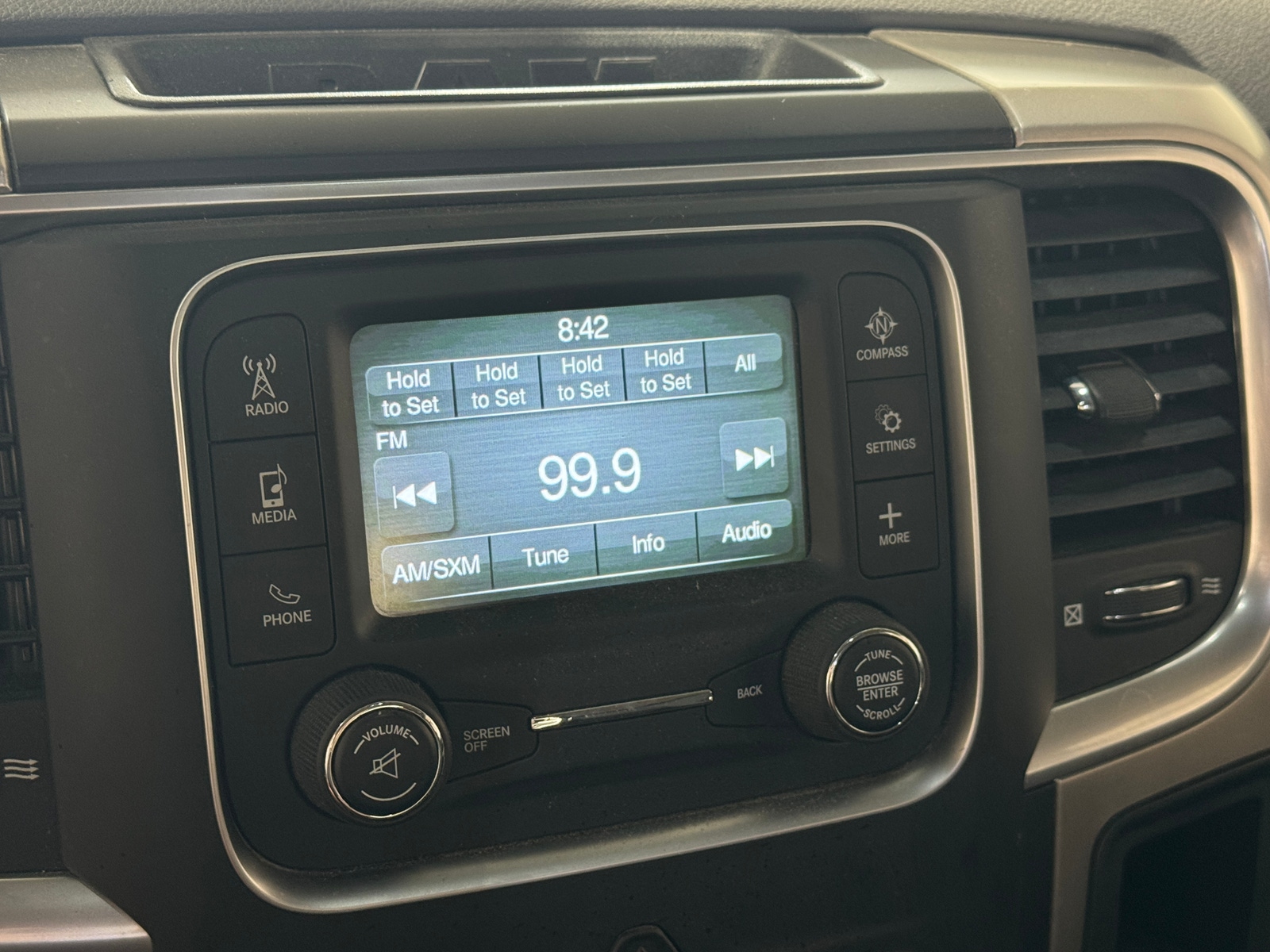 Thumbnail: 2020 RAM 1500 Classic - 4