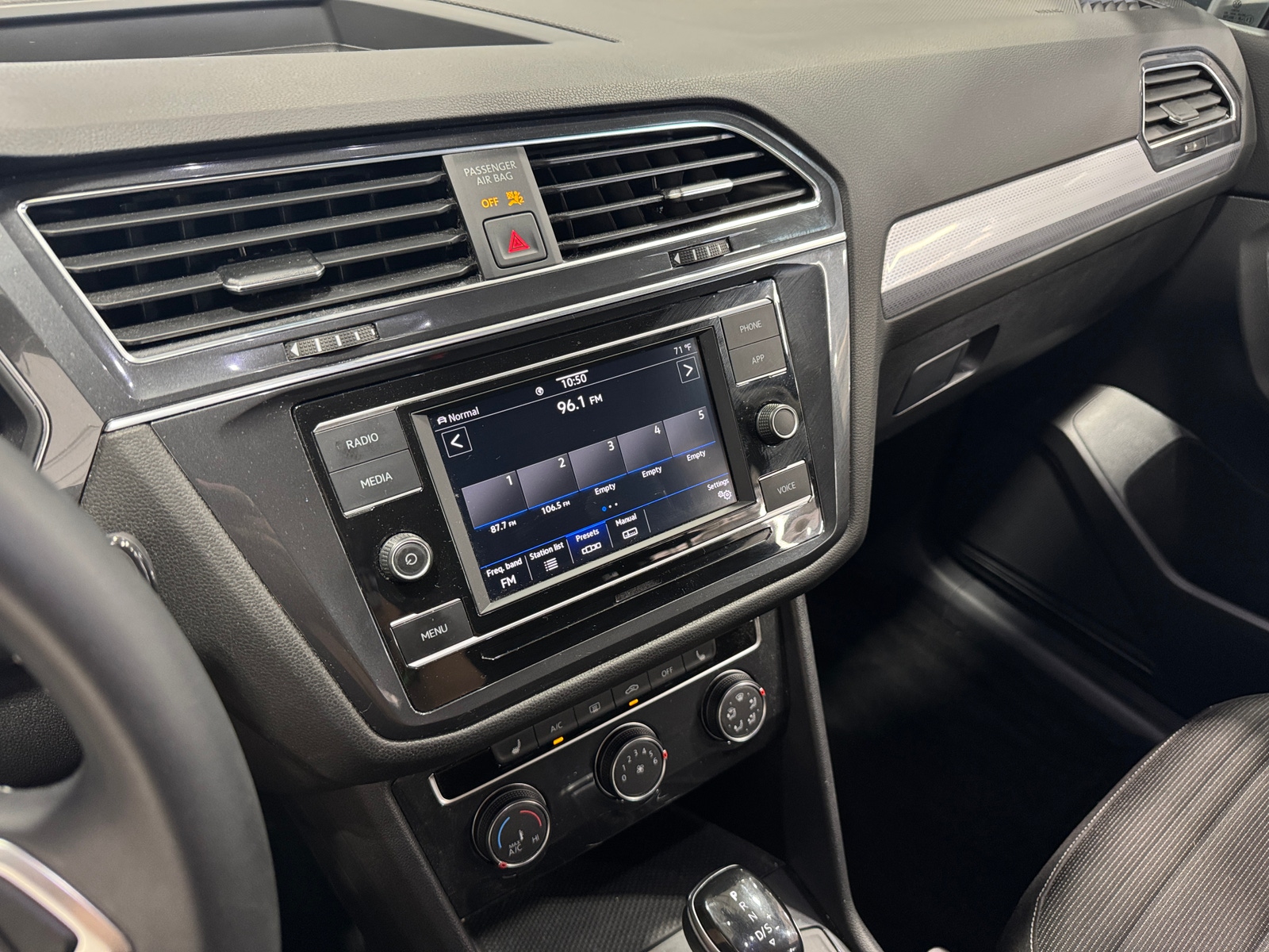 Thumbnail: 2022 Volkswagen Tiguan - 4