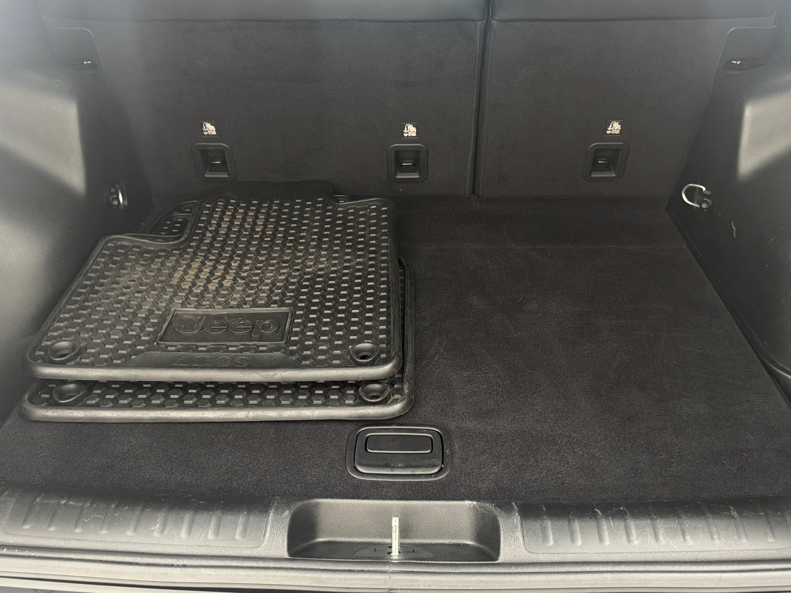 Thumbnail: 2019 Jeep Cherokee - 6