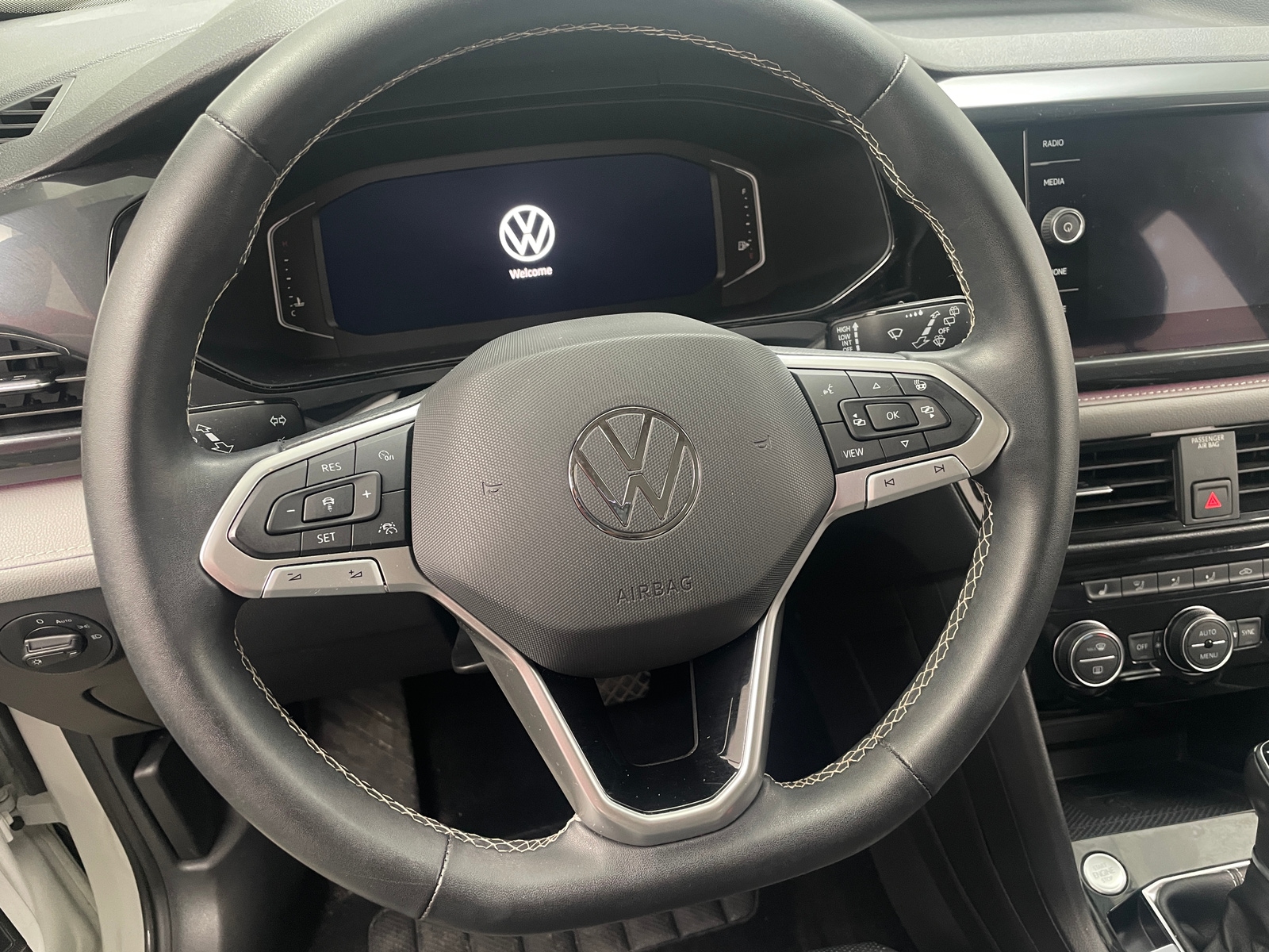 Thumbnail: 2022 Volkswagen Taos - 4