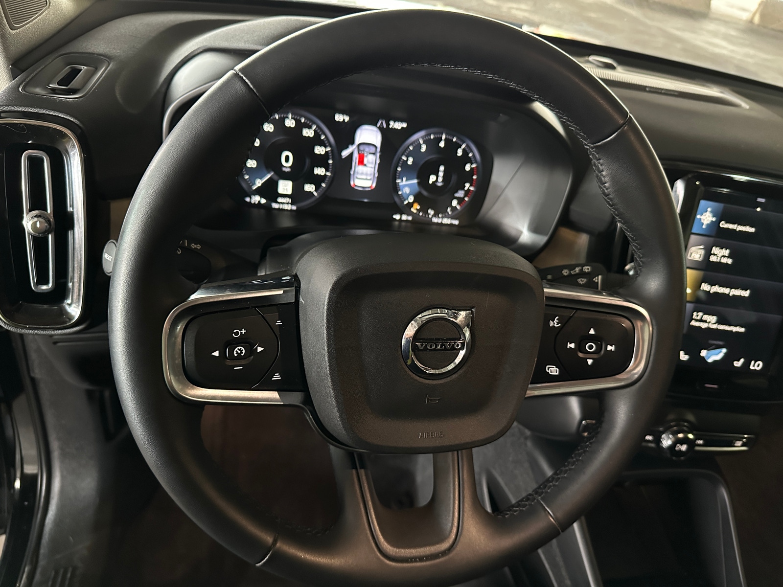 Thumbnail: 2022 Volvo XC40 - 4
