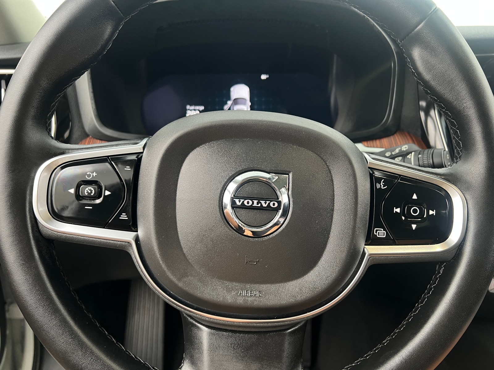 Thumbnail: 2023 Volvo V60 - 4