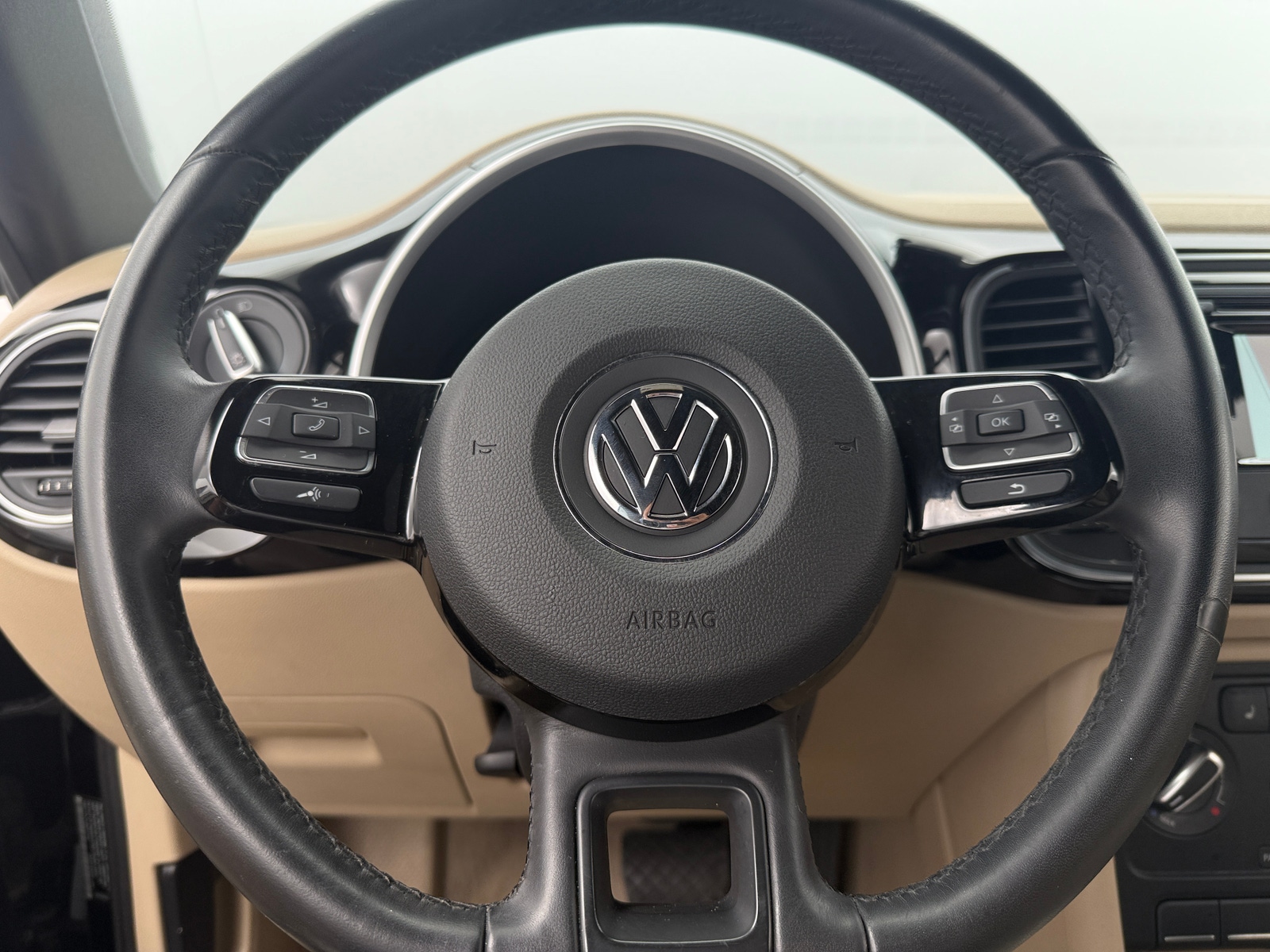 Thumbnail: 2015 Volkswagen Beetle - 4