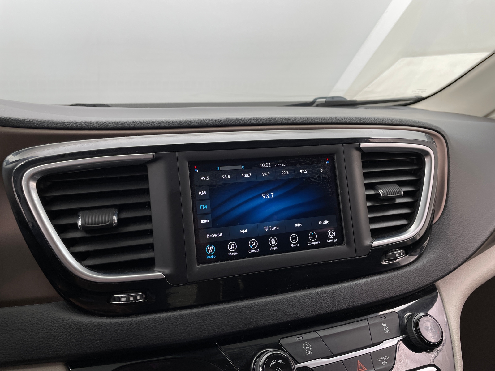 Thumbnail: 2021 Chrysler Voyager - 4